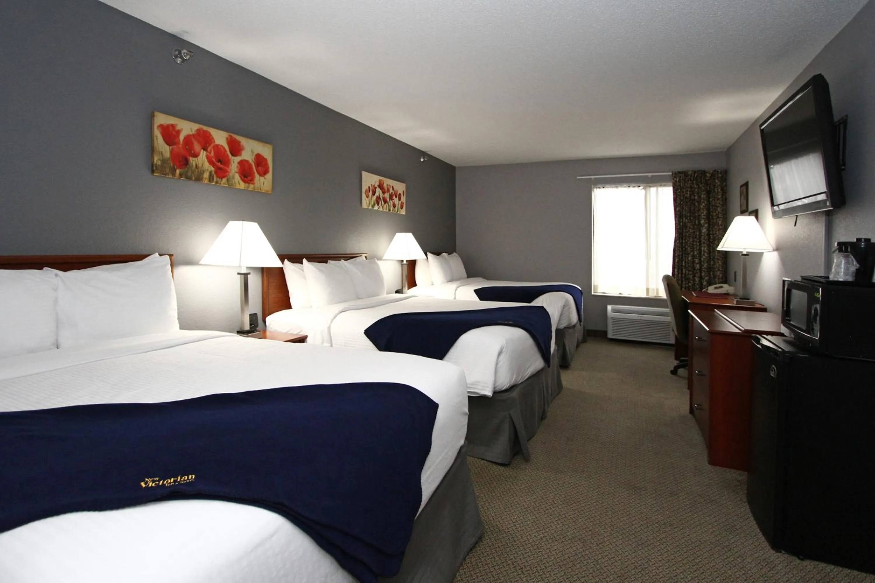 Photo of the whole room, Bed in New Victorian Inn - Sioux City