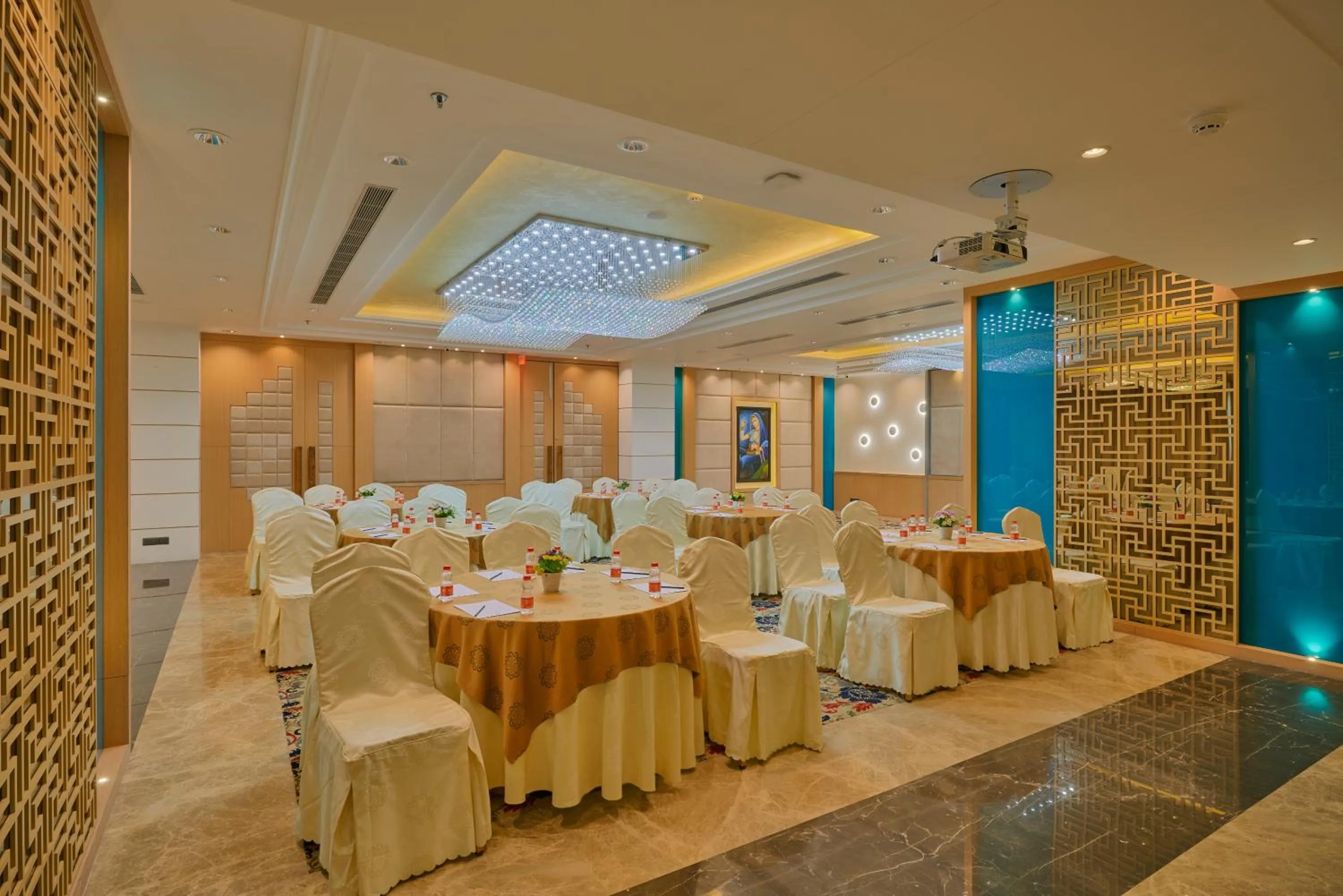 Restaurant/places to eat in SKK Blu Hotel & Spa