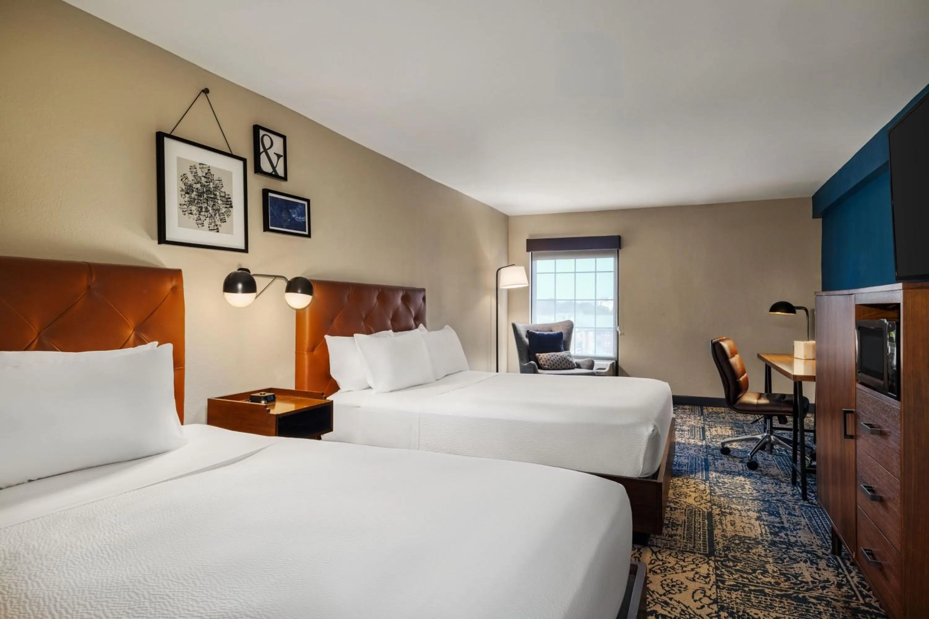 Photo of the whole room, Bed in Four Points by Sheraton Greensboro Airport