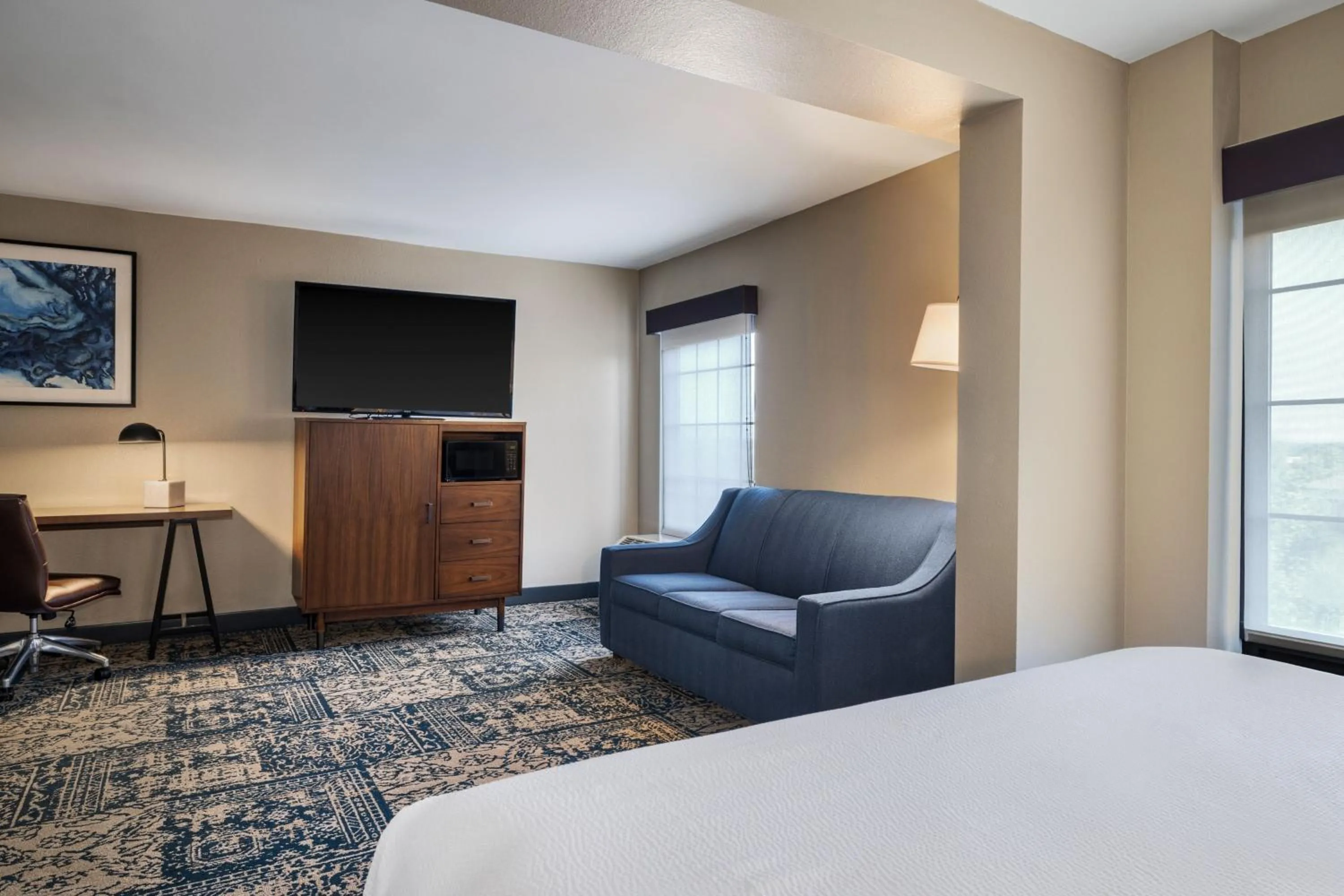 Photo of the whole room, Bed in Four Points by Sheraton Greensboro Airport