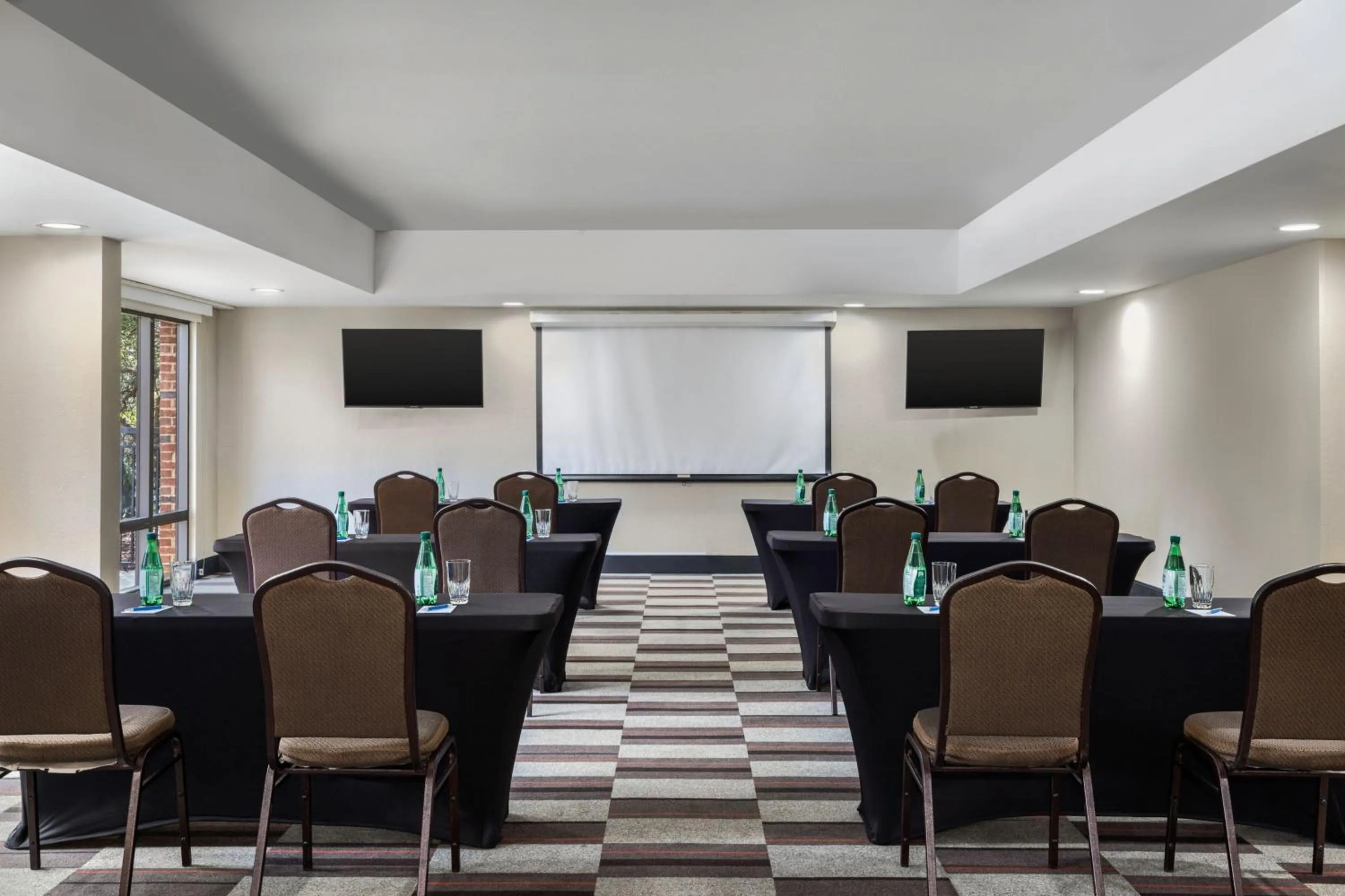 Meeting/conference room in Four Points by Sheraton Greensboro Airport