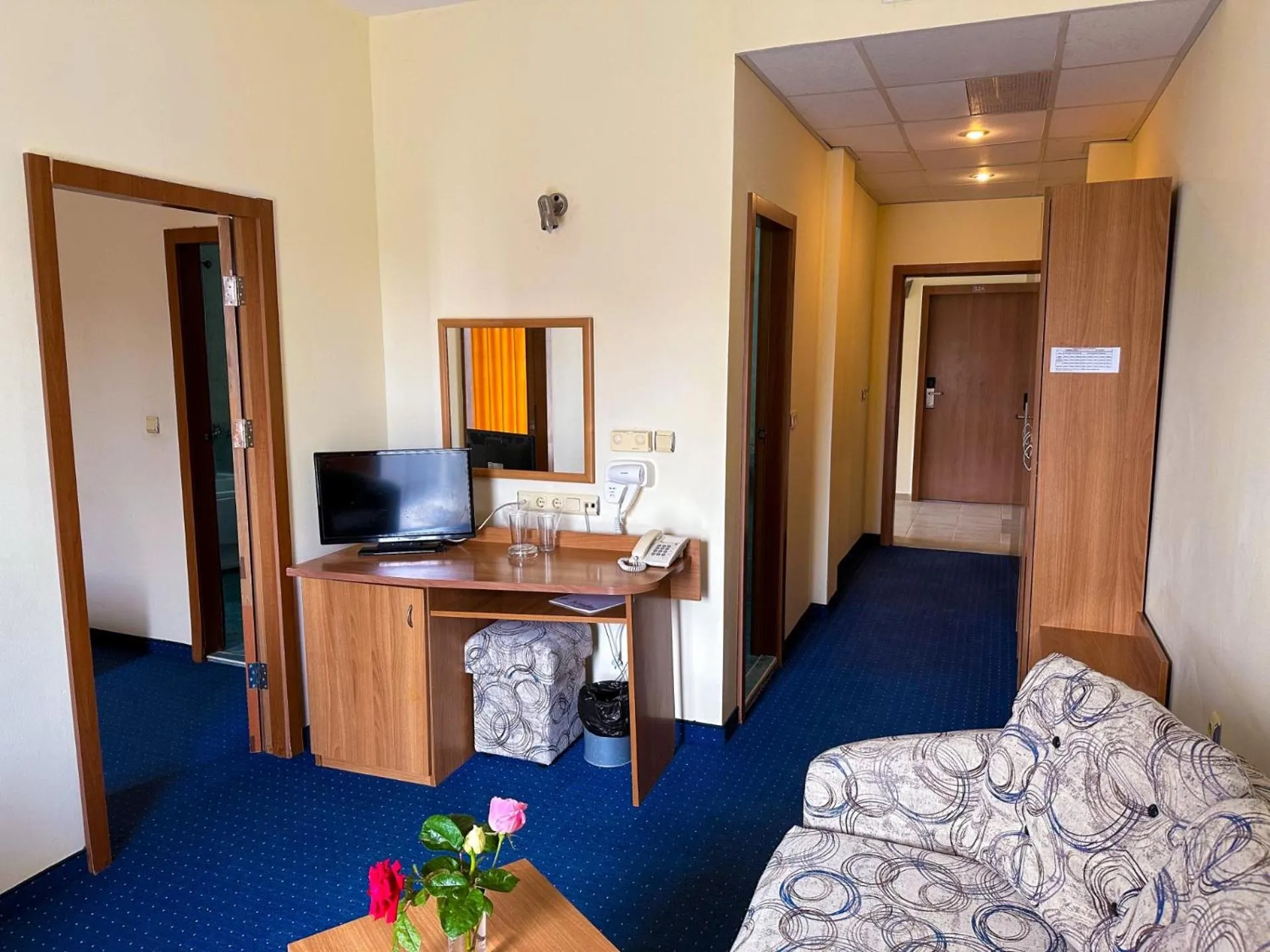 Living room, Bed in Hotel Perunika