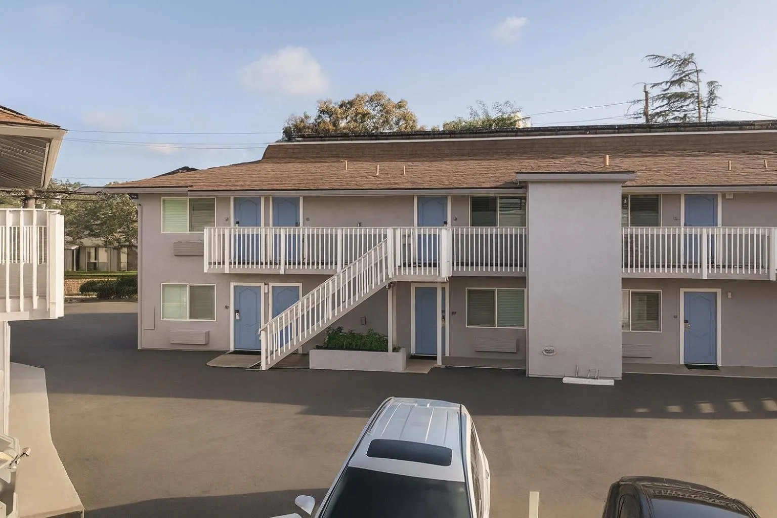 Property building in Pacific Inn Monterey