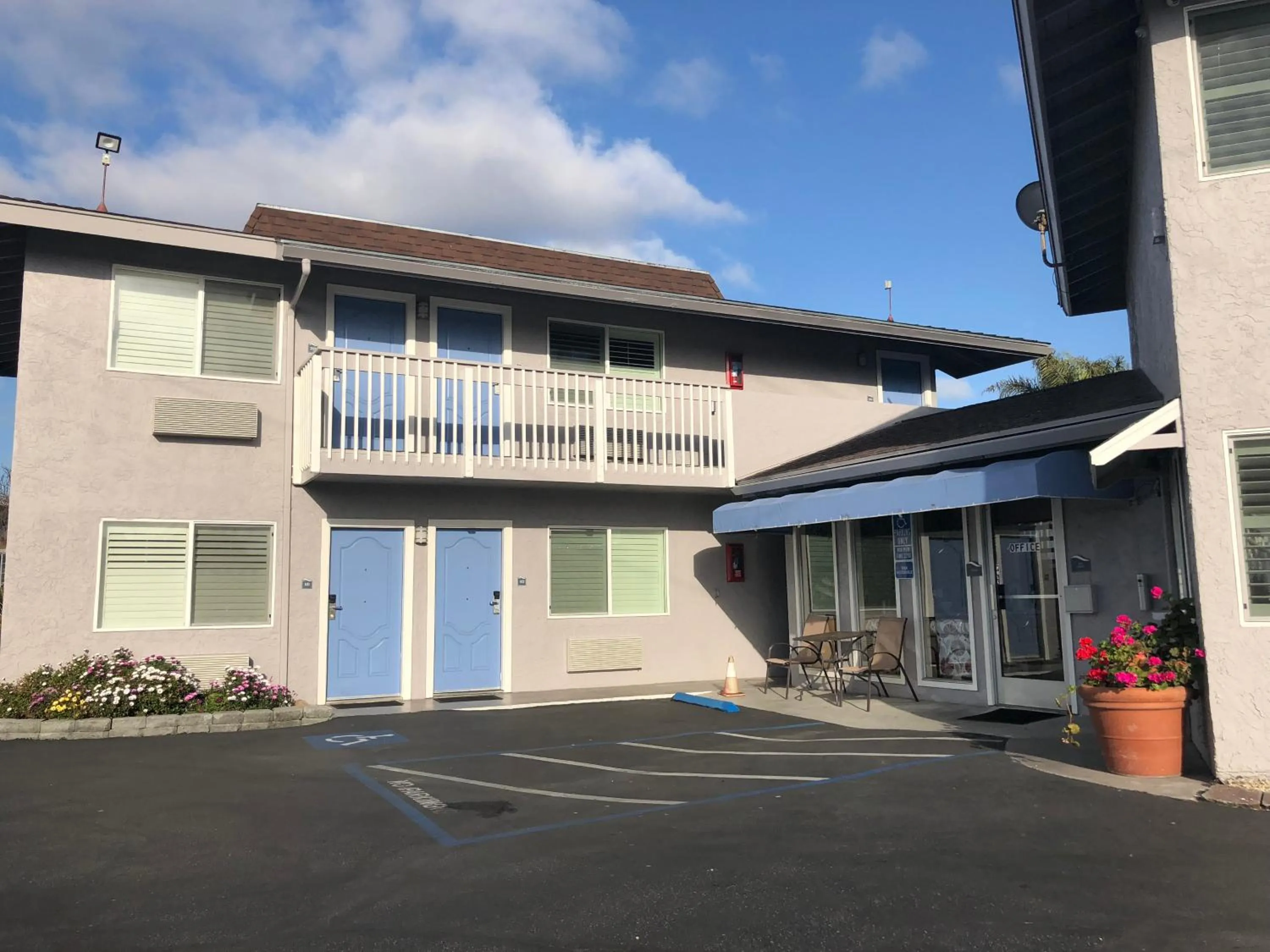 Property building in Pacific Inn Monterey