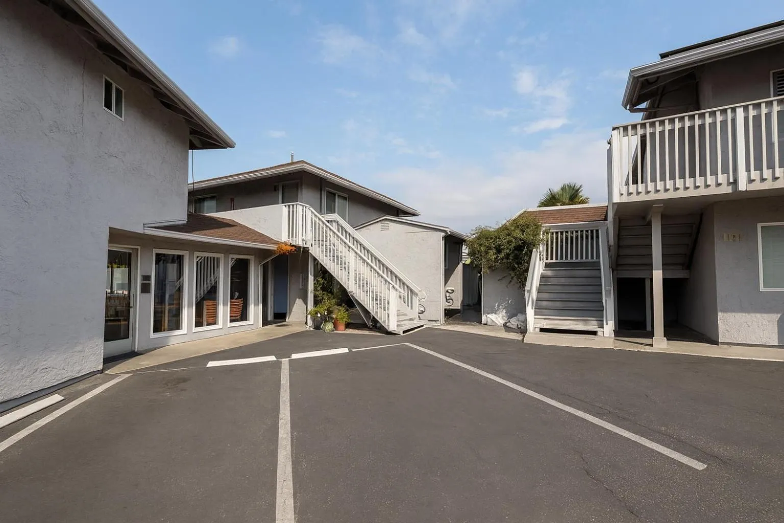 Property building in Pacific Inn Monterey