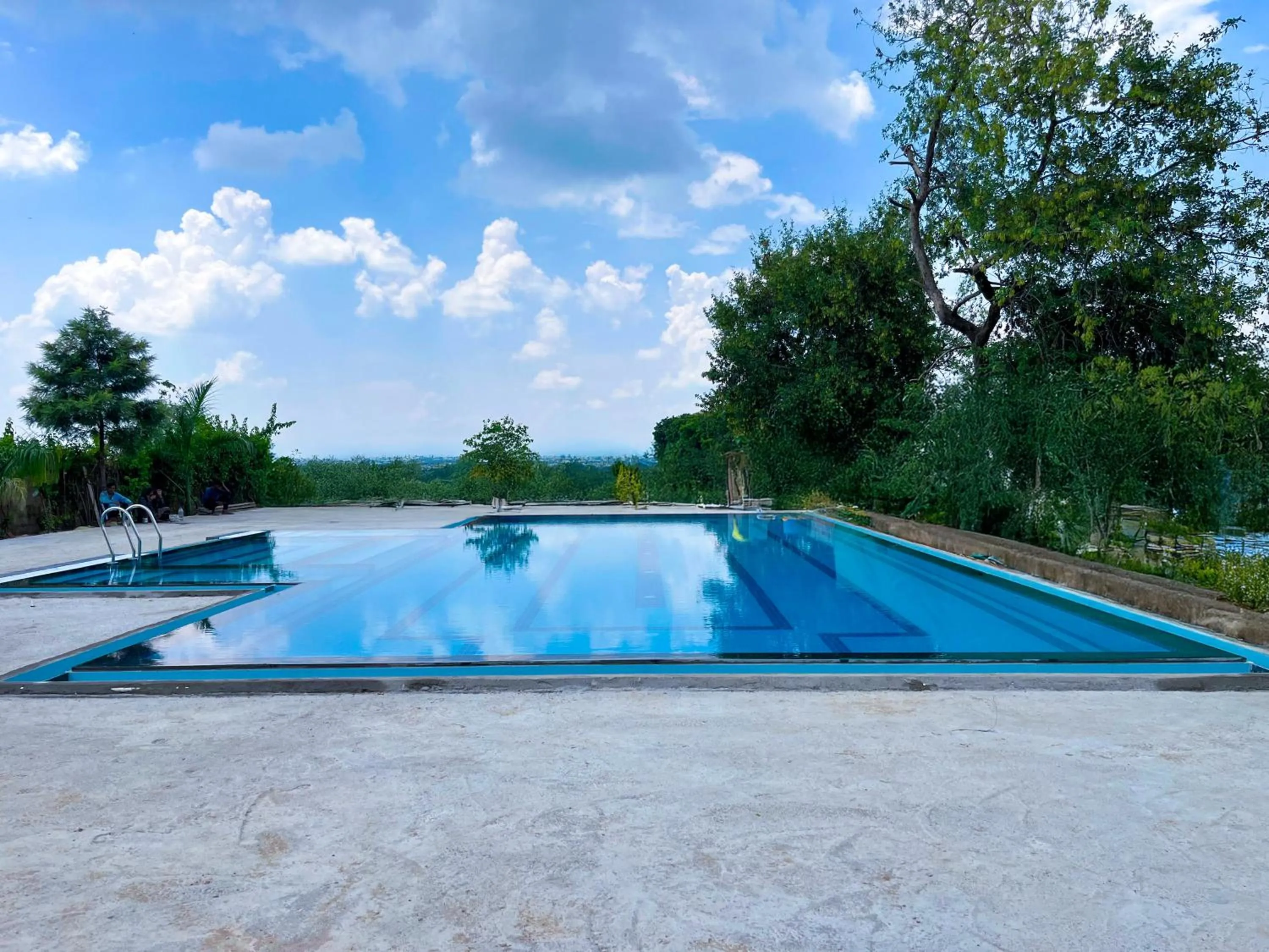 Swimming pool in WelcomHeritage Mount Valley Resort Ranthambore