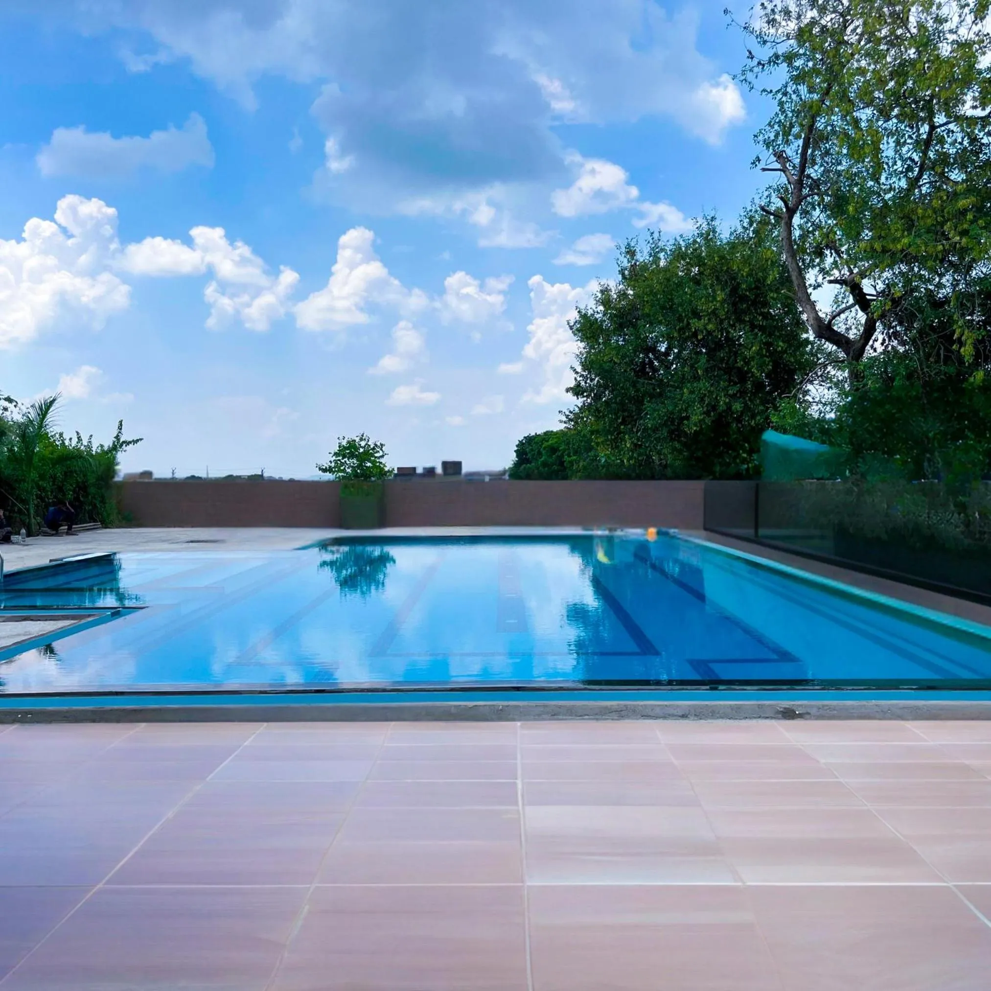 Swimming pool in WelcomHeritage Mount Valley Resort Ranthambore