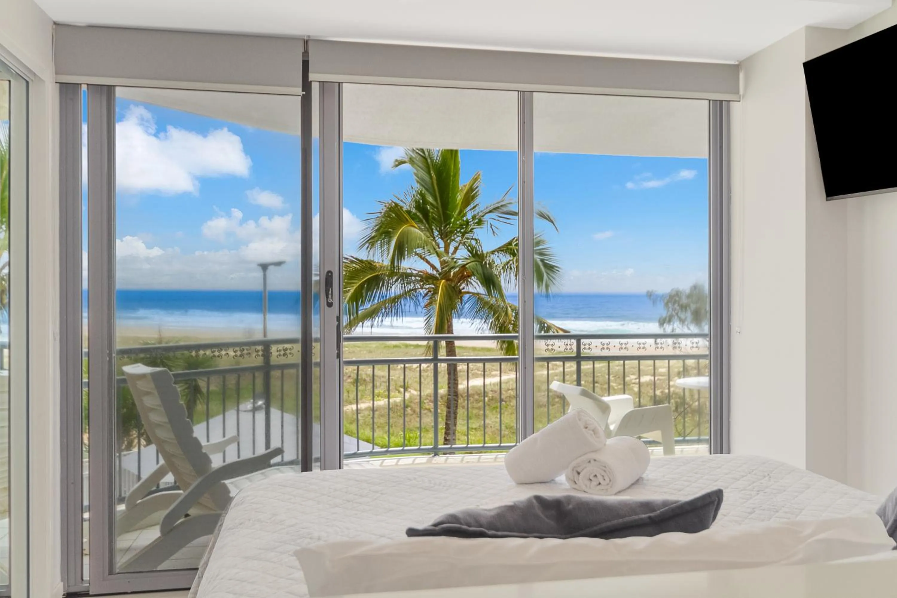 Bedroom, Bed in Oceanside Resort - Absolute Beachfront Apartments