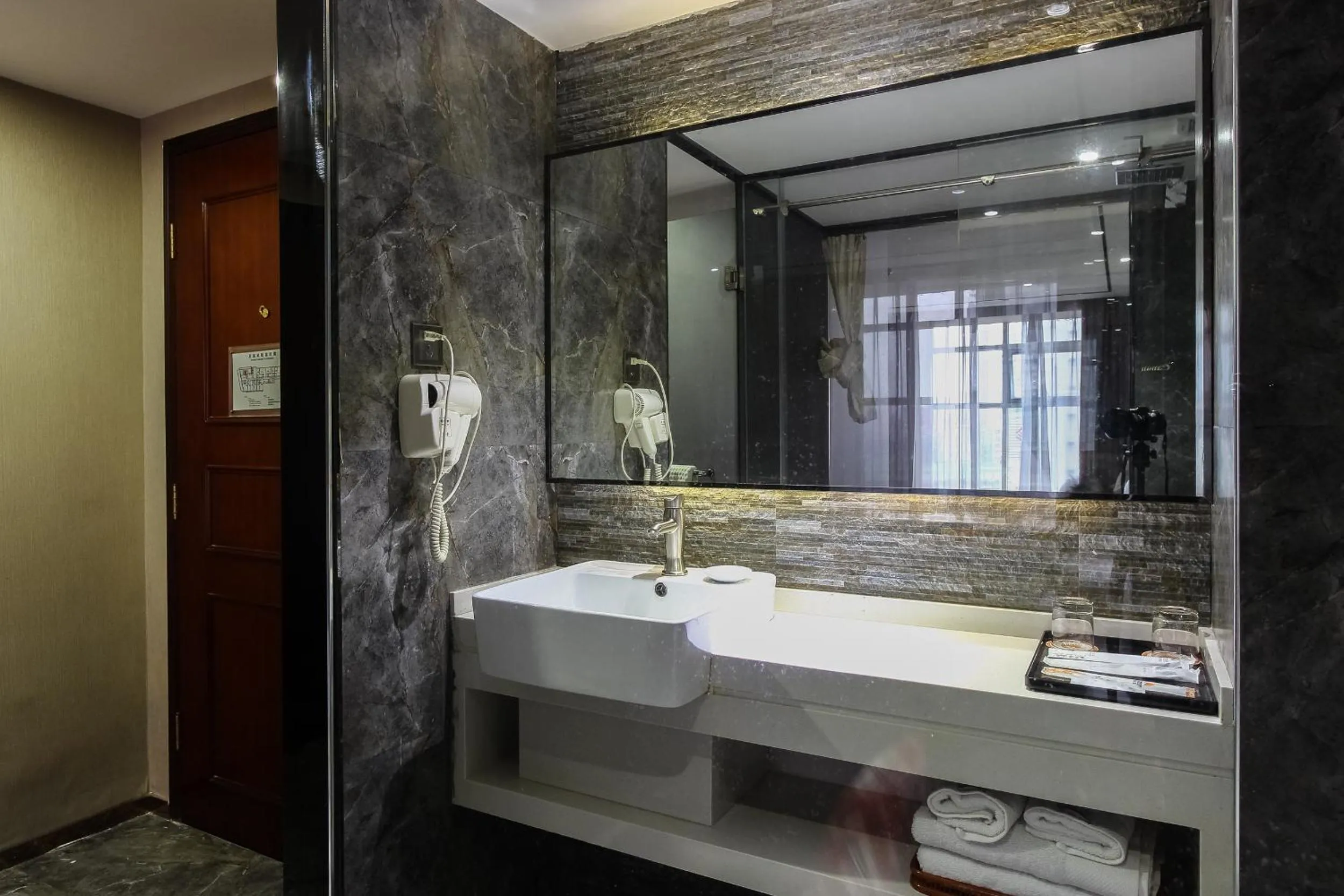 Bathroom in 朗逸商务酒店 Warm Yes Hotel-广交会期间提供免费穿梭巴士