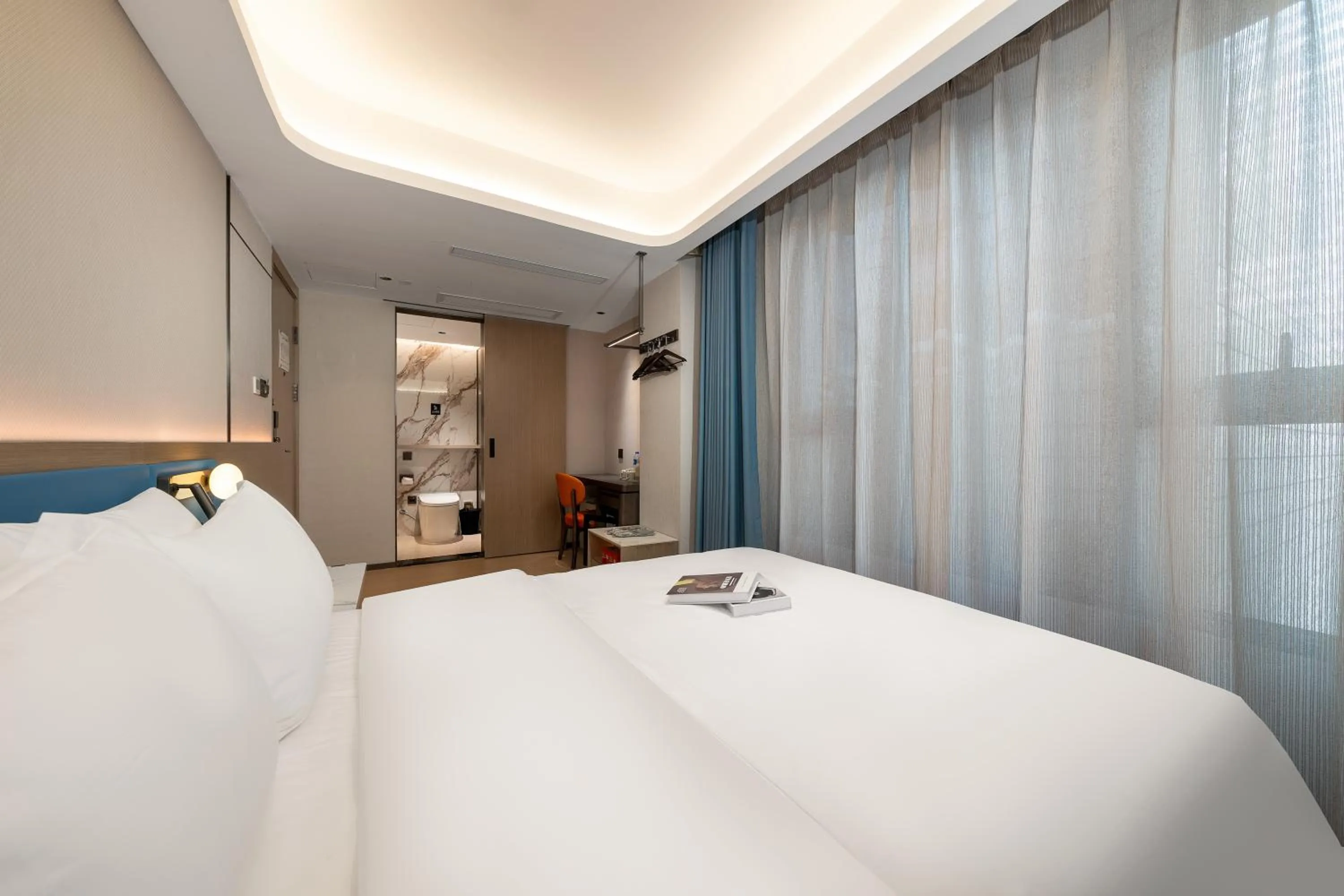 Photo of the whole room, Bed in 朗逸商务酒店 Warm Yes Hotel-广交会期间提供免费穿梭巴士