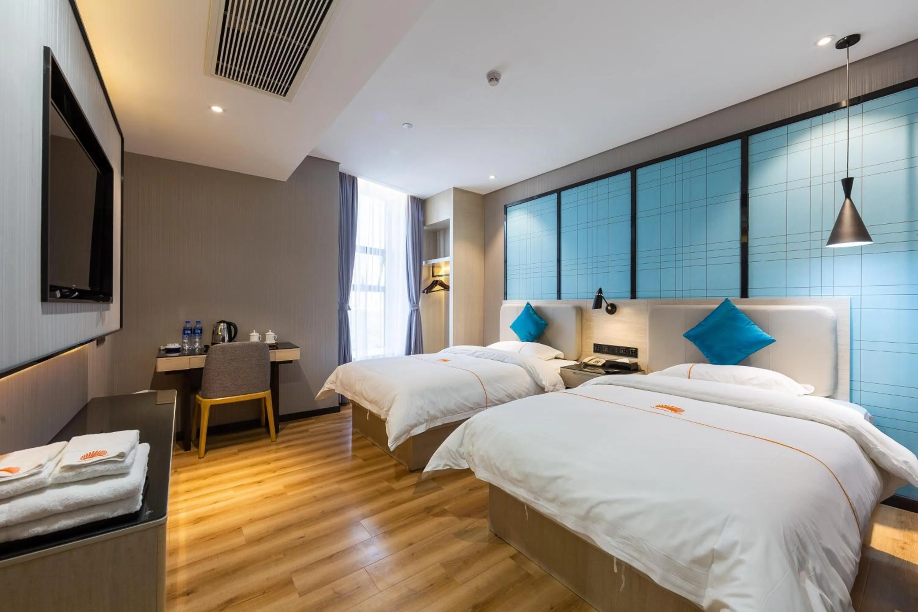 Photo of the whole room, Bed in 朗逸商务酒店 Warm Yes Hotel-广交会期间提供免费穿梭巴士