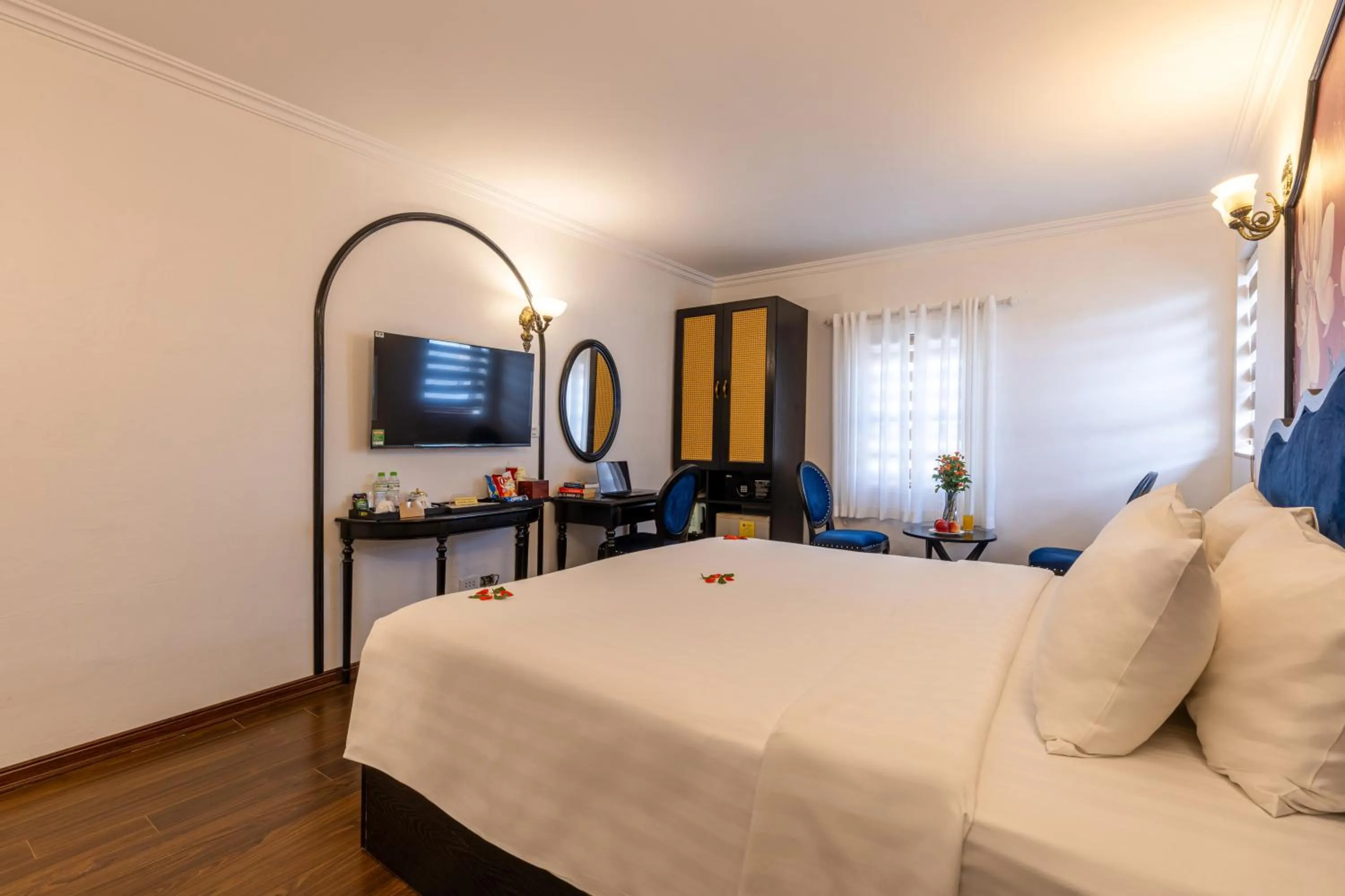 Property building, Bed in Hanoi House Hotel & Travel