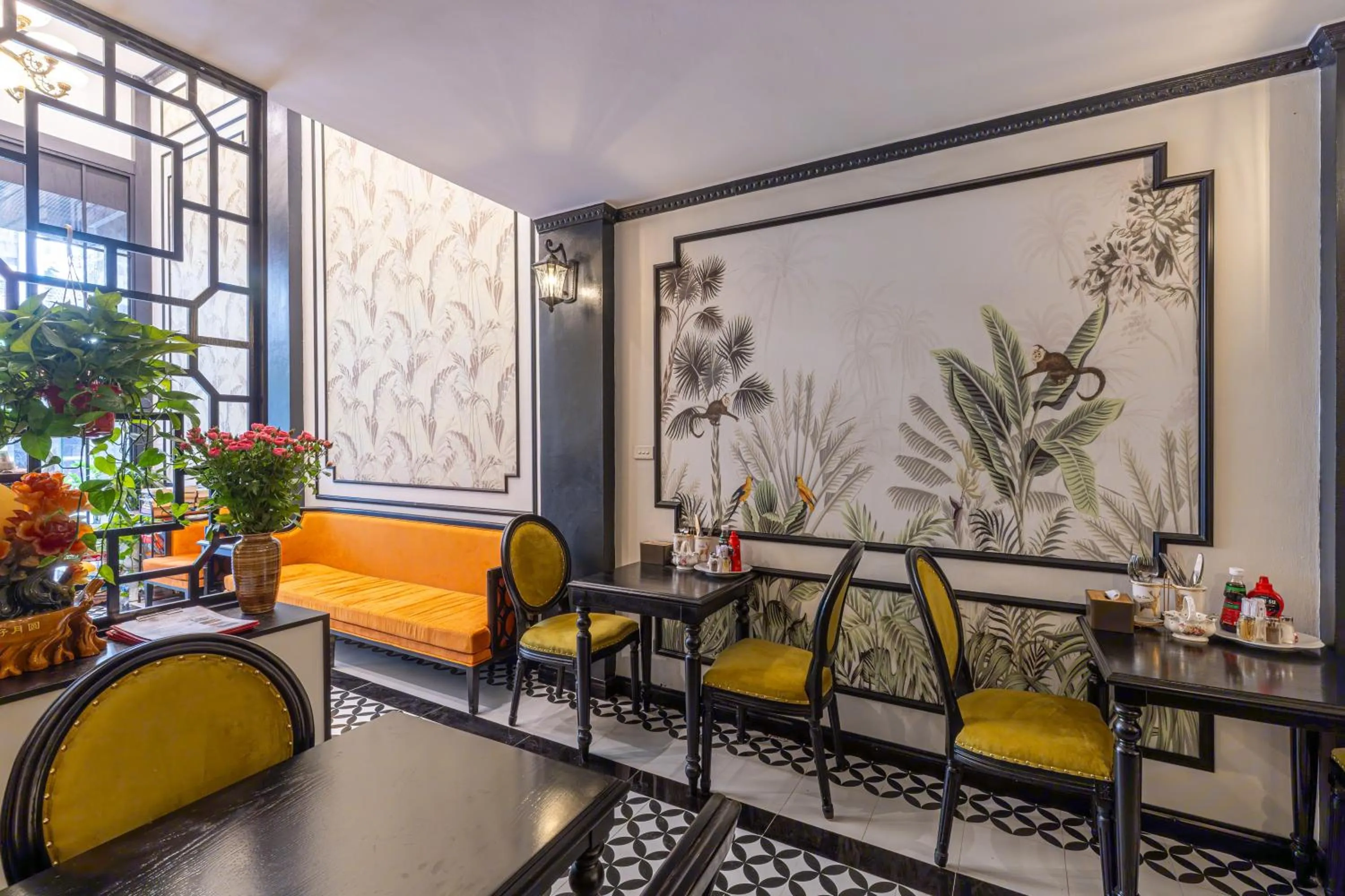 Seating area in Hanoi House Hotel & Travel