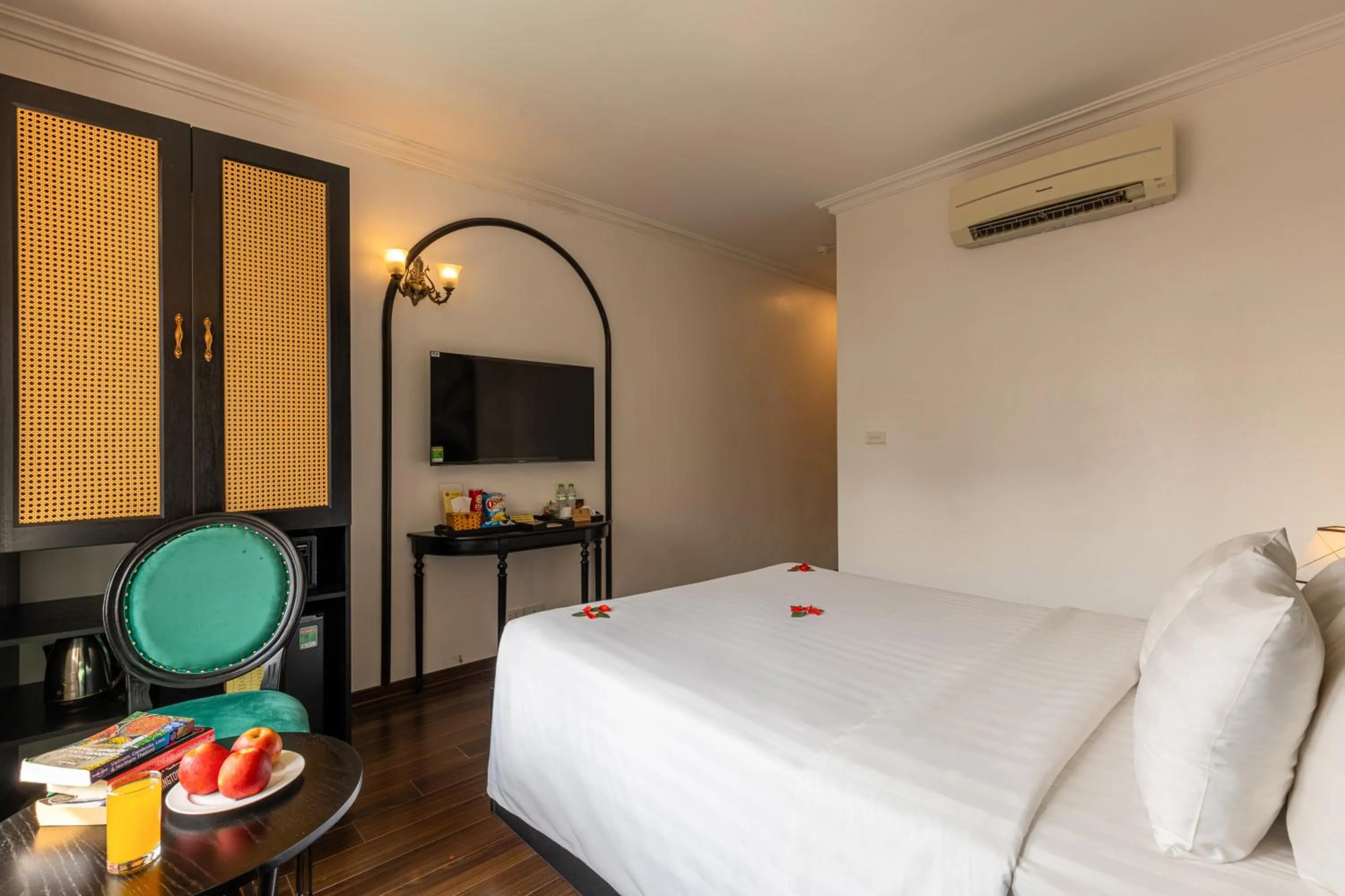 Property building, Bed in Hanoi House Hotel & Travel