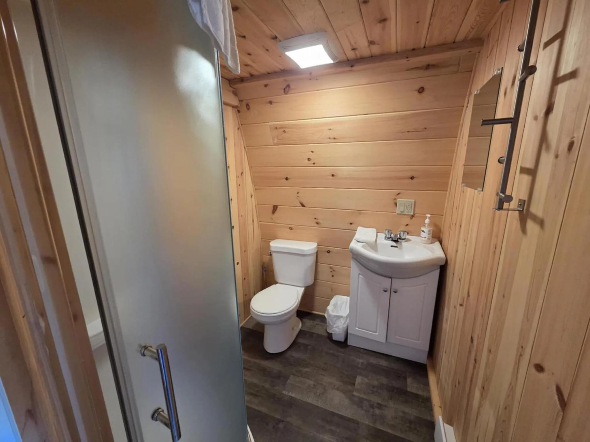 Toilet in Motel Le Riviera