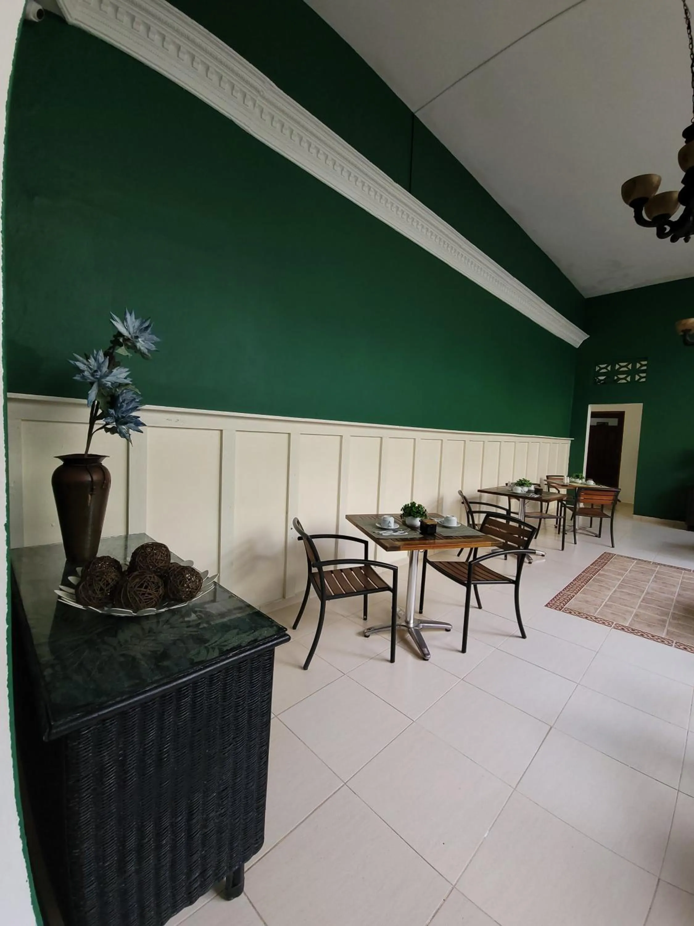 Restaurant/places to eat in Hotel Class Colonial