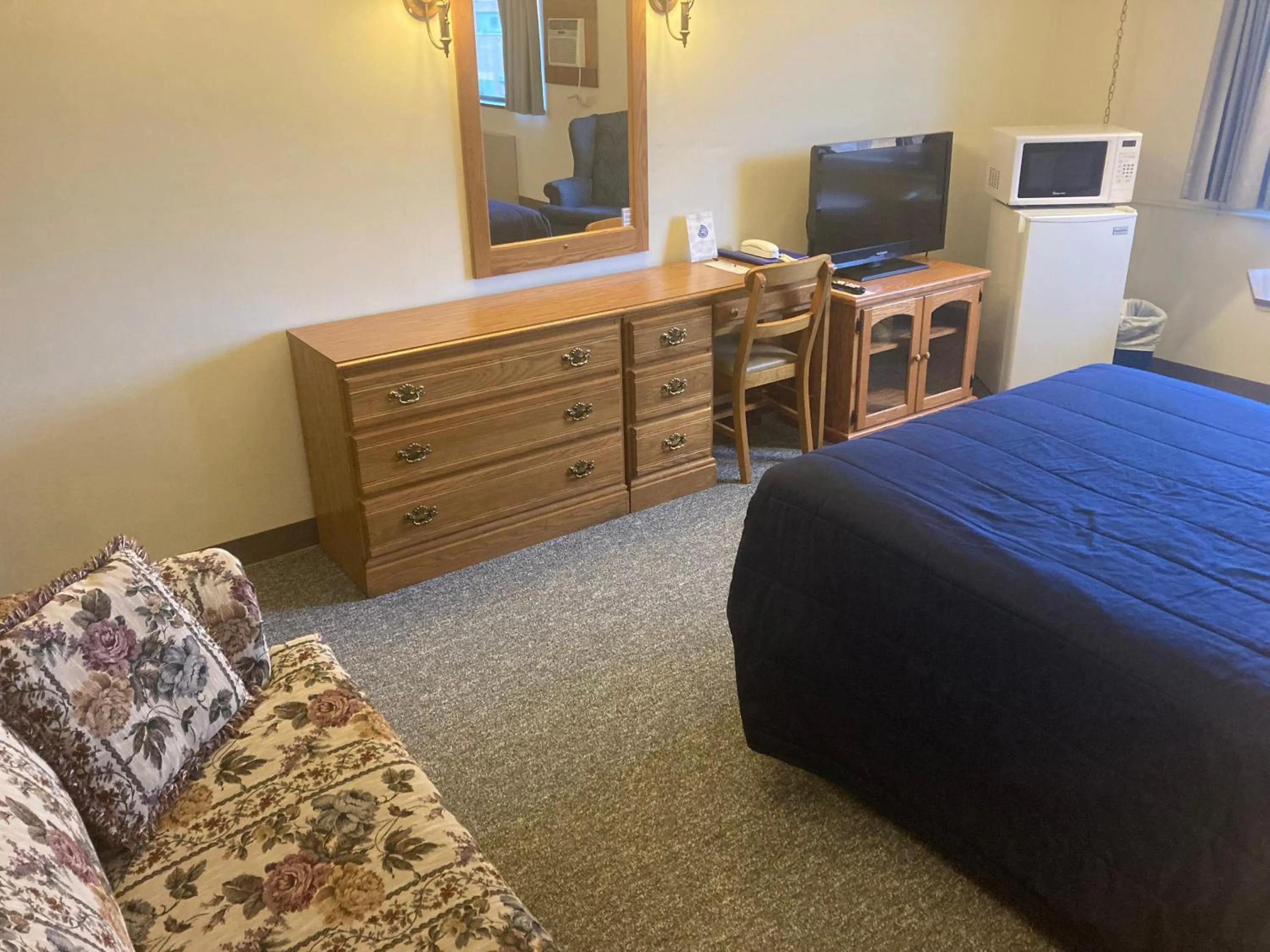 Living room, Bed in Landmark Motel