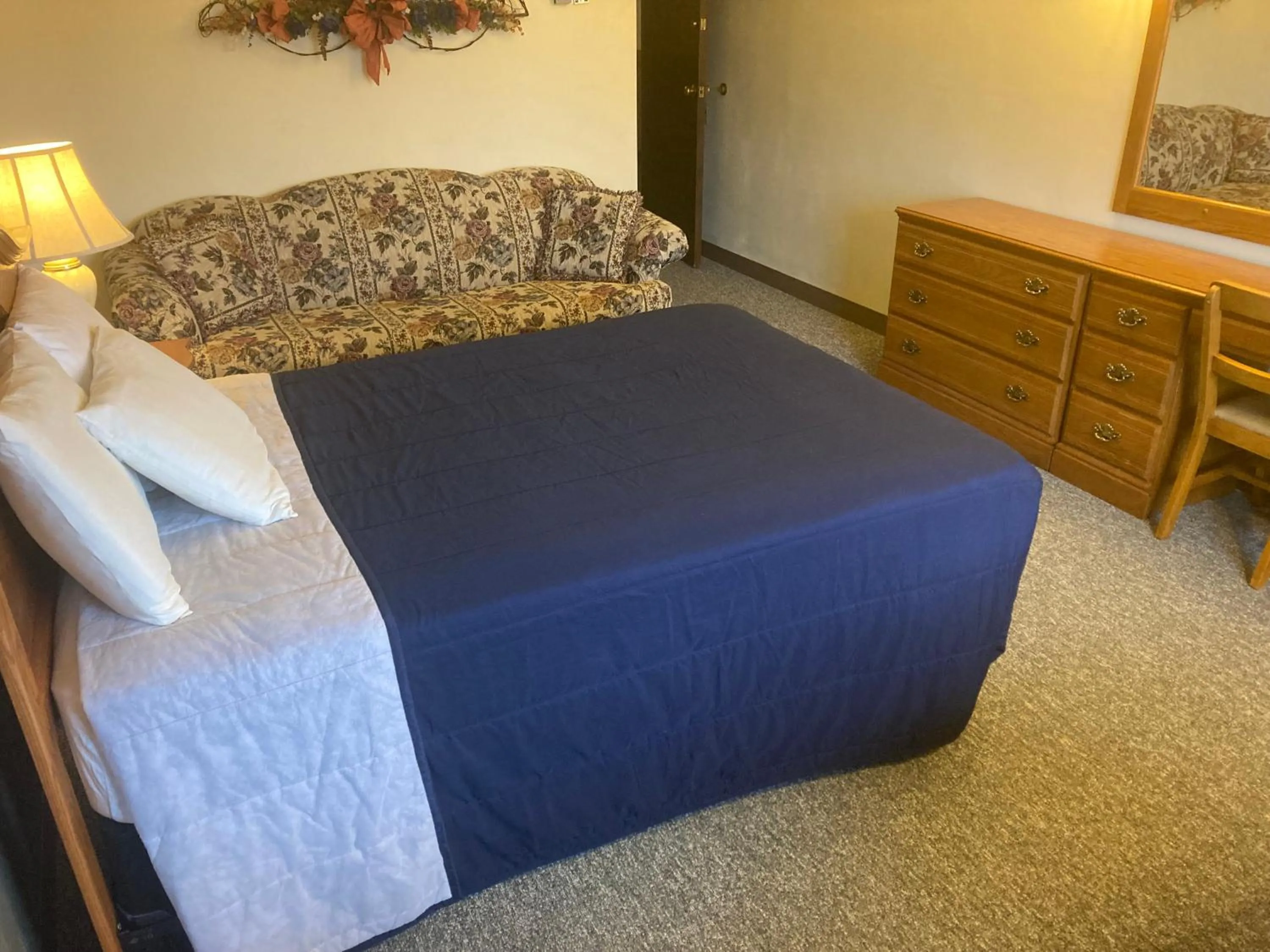 Living room, Bed in Landmark Motel