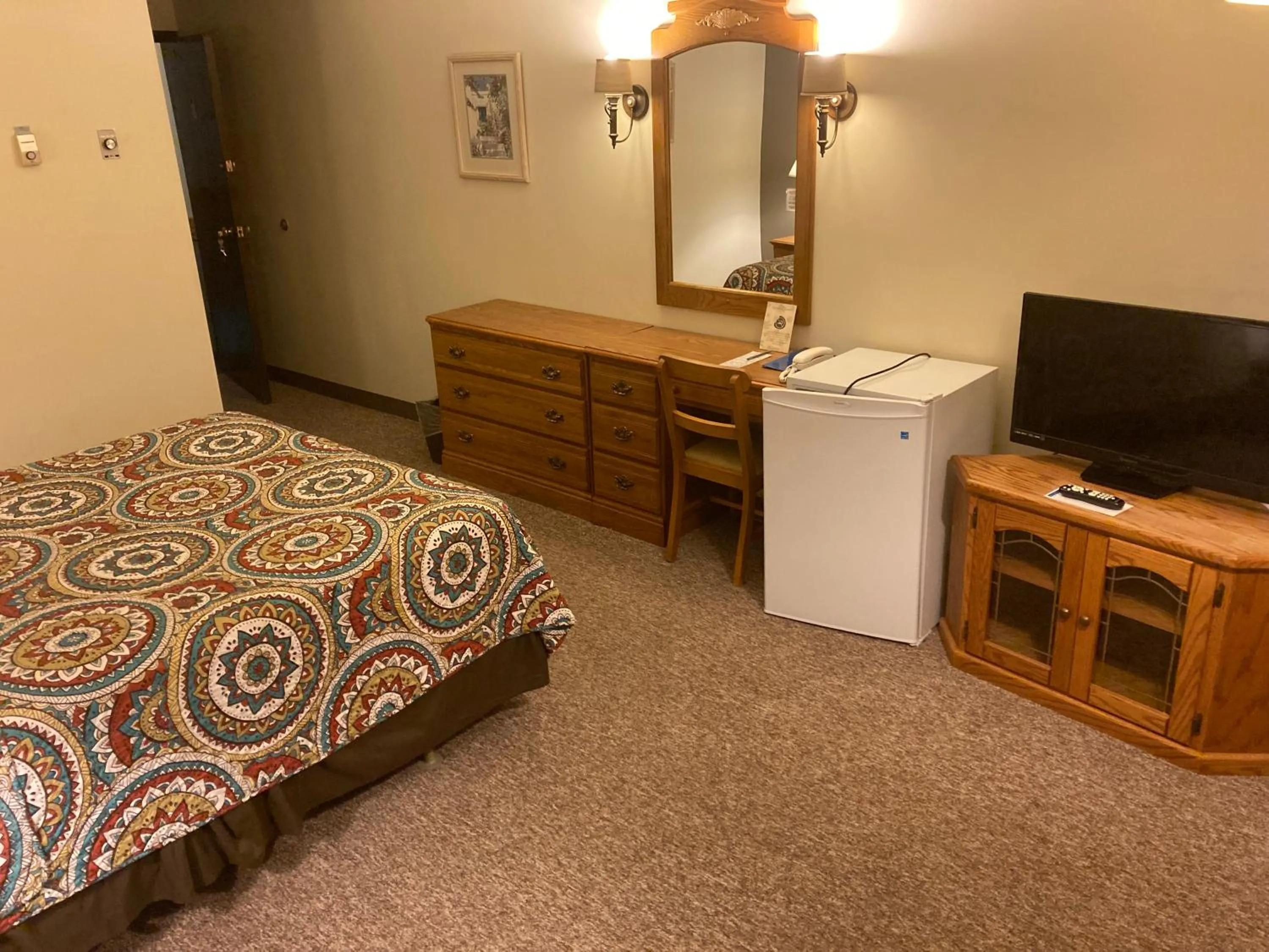 Bedroom, Bed in Landmark Motel