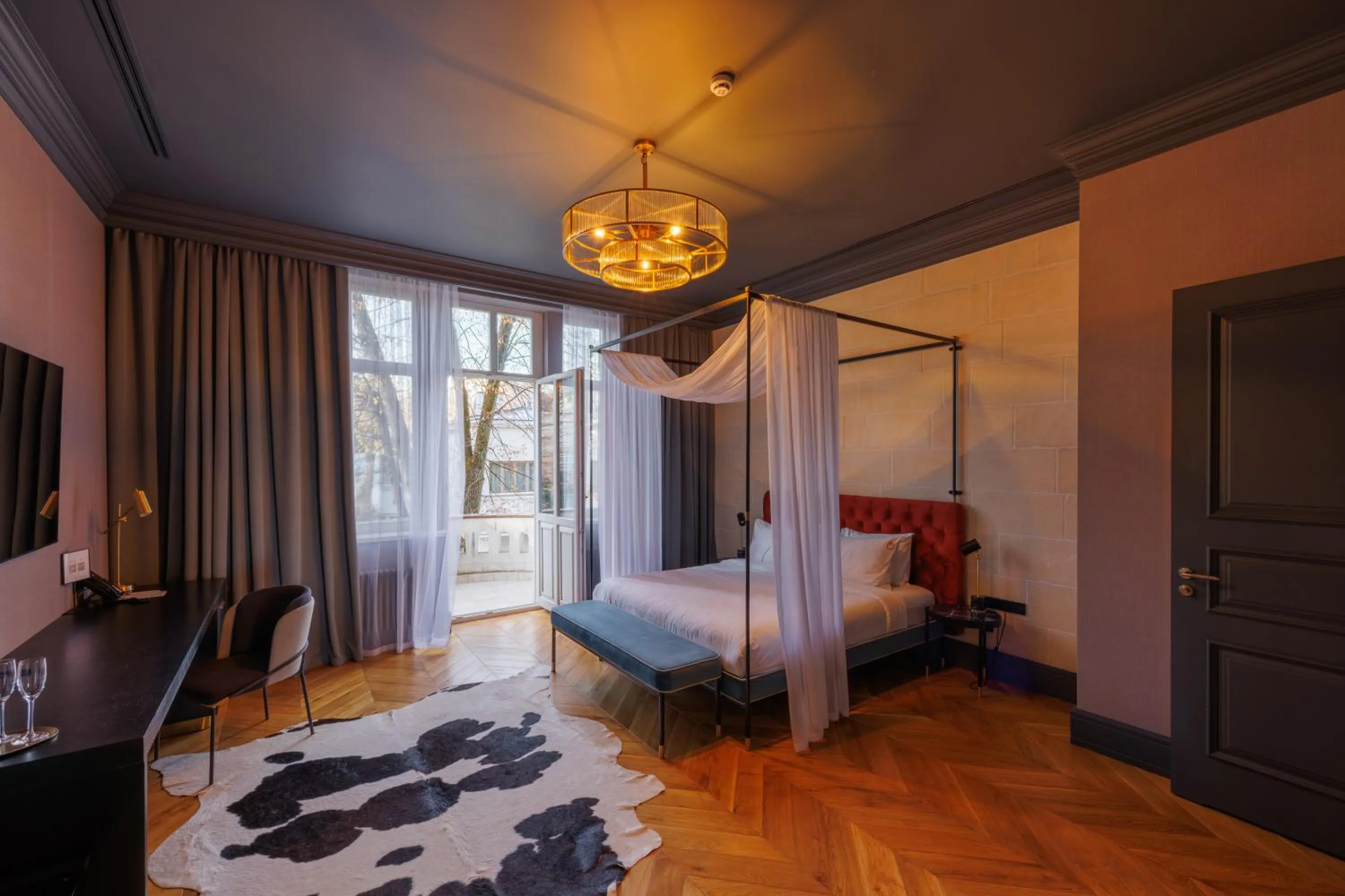 Bedroom, Bed in Lion's Castle Hotel