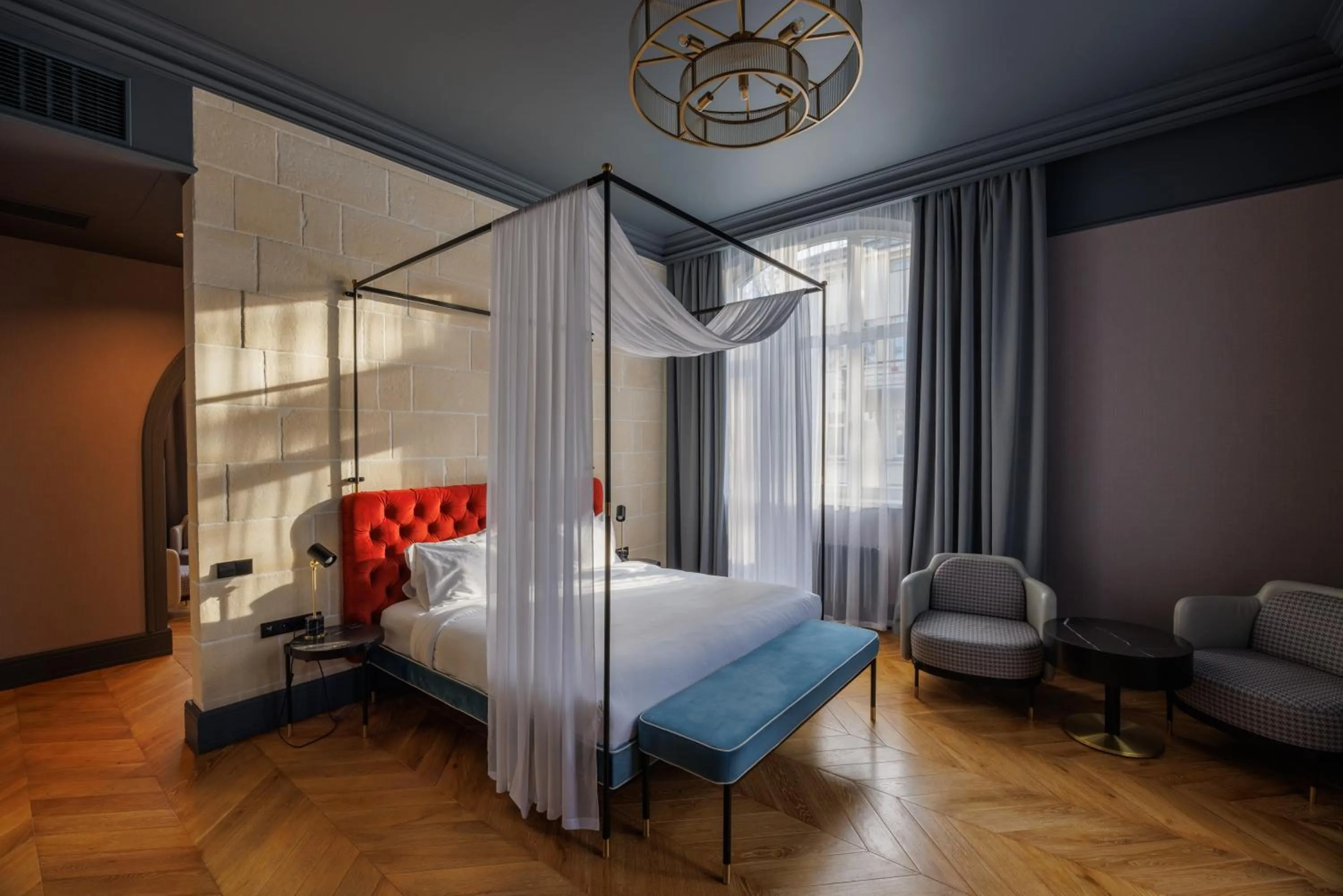 Living room, Bed in Lion's Castle Hotel