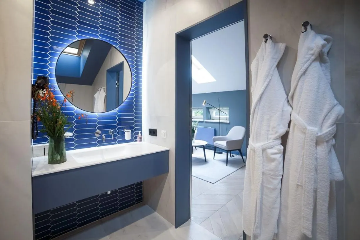 Shower in Lion's Castle Hotel