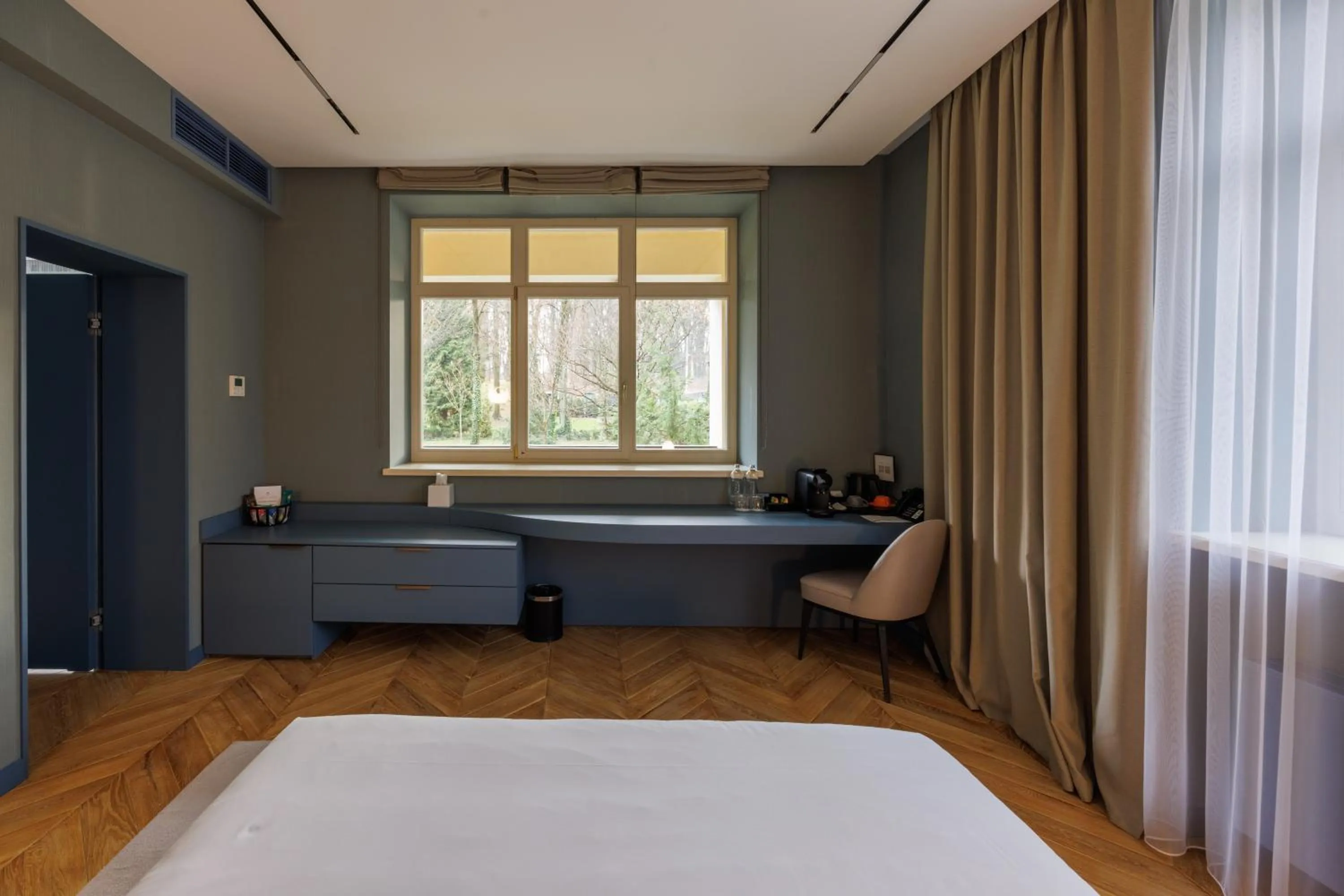 Photo of the whole room, Bed in Lion's Castle Hotel