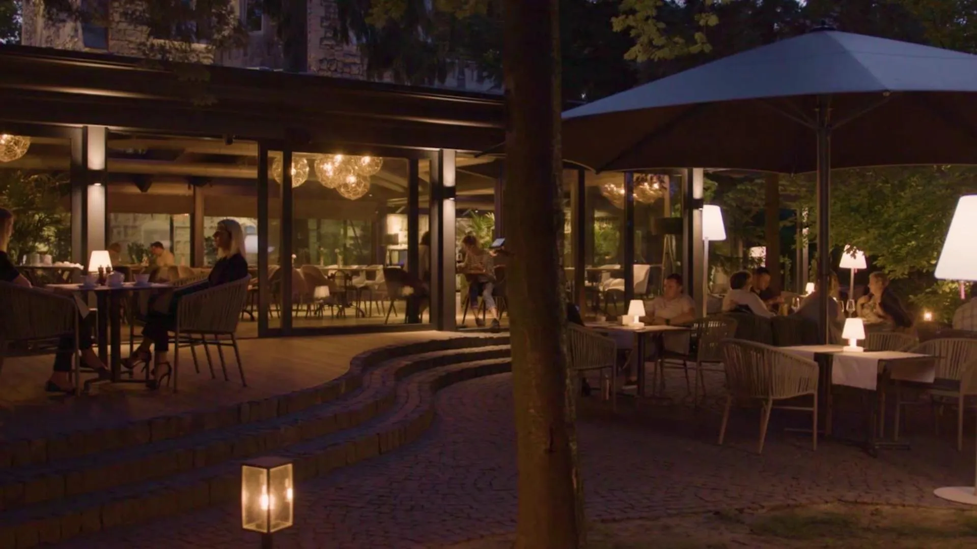 Restaurant/places to eat in Lion's Castle Hotel