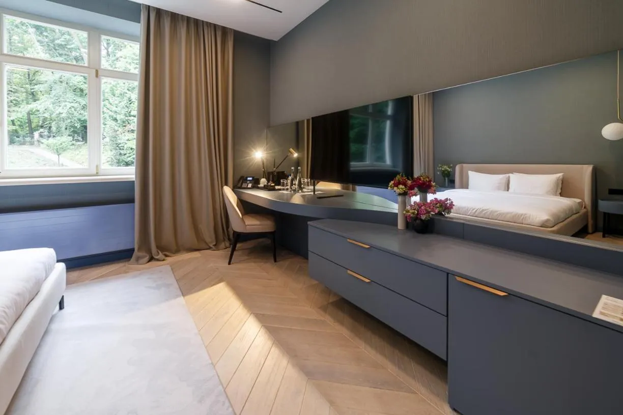 TV and multimedia, Bed in Lion's Castle Hotel