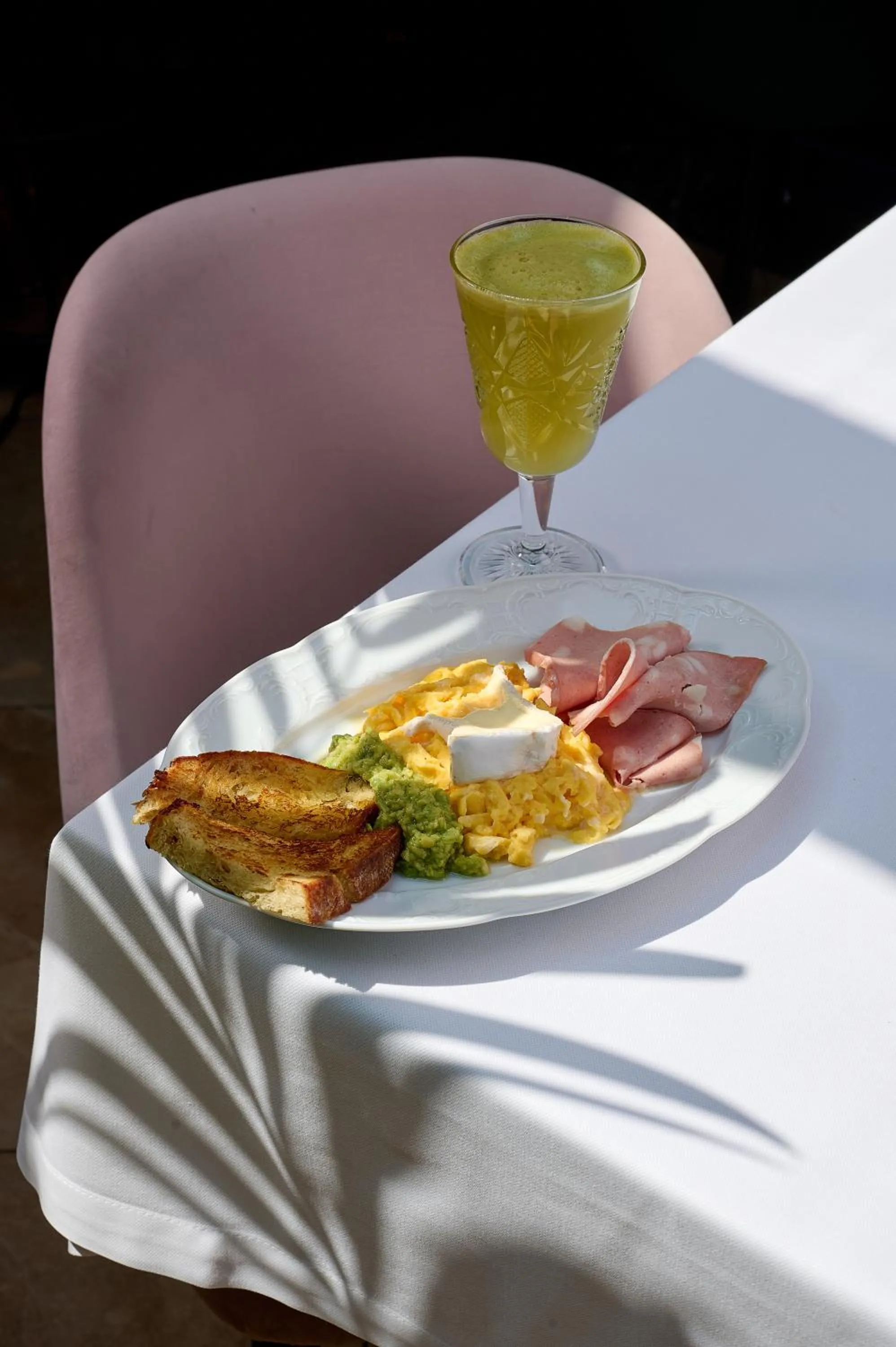 Breakfast in Lion's Castle Hotel