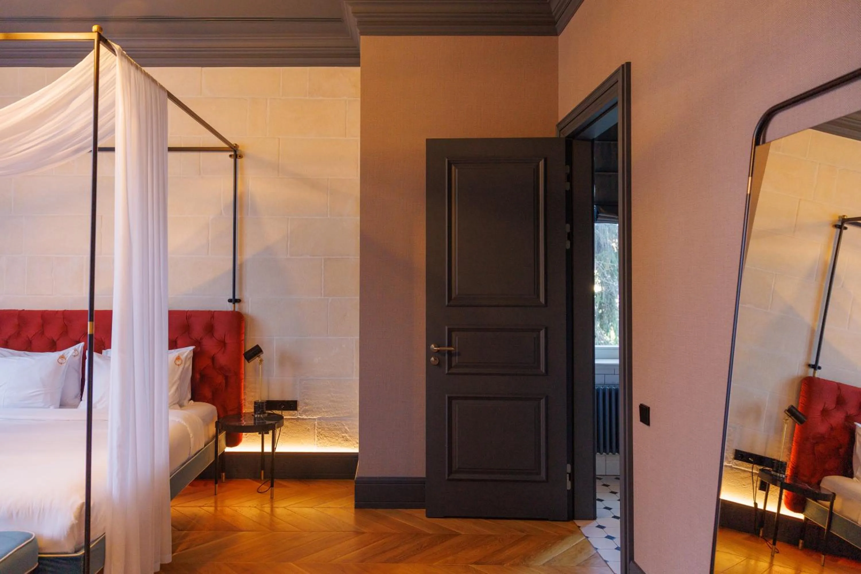 Bedroom, Bed in Lion's Castle Hotel