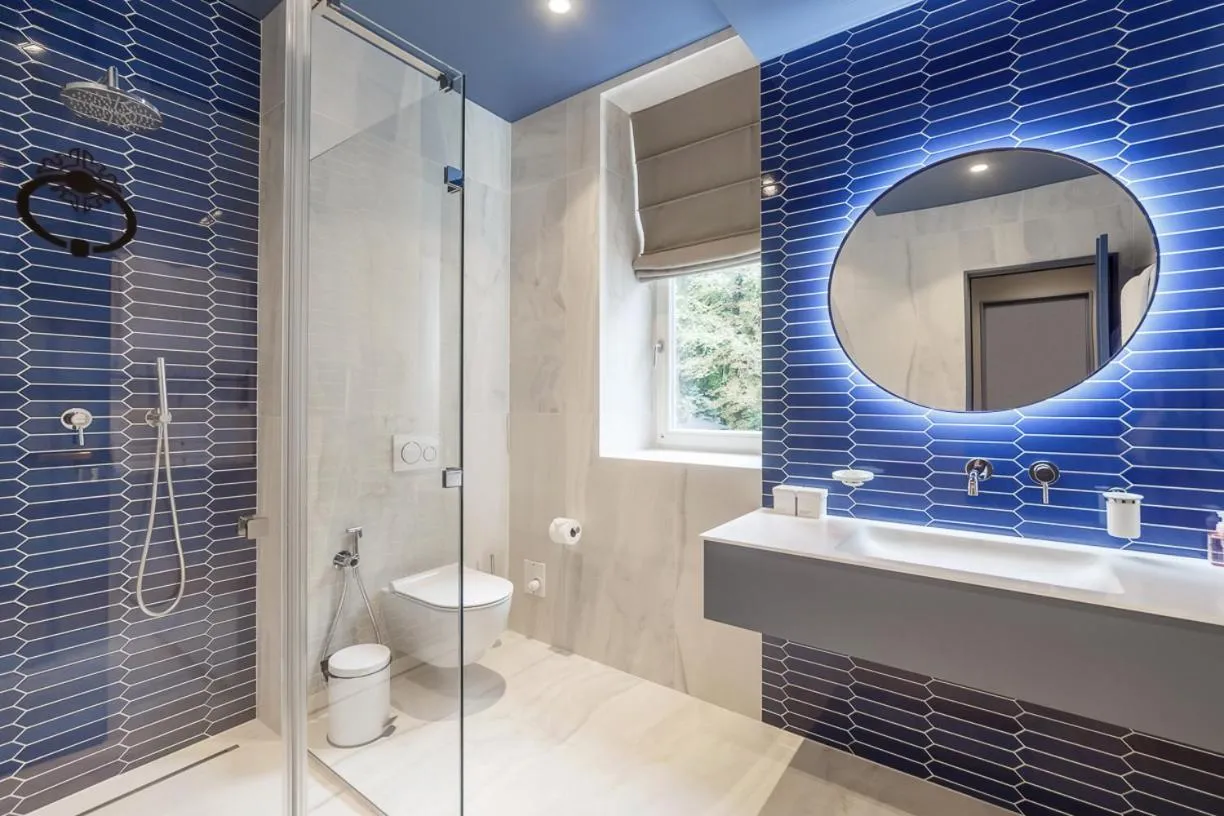 Shower in Lion's Castle Hotel