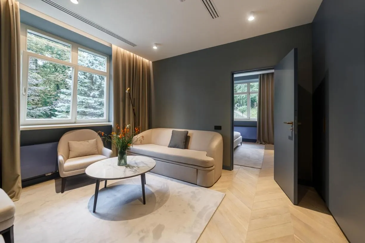 Living room in Lion's Castle Hotel