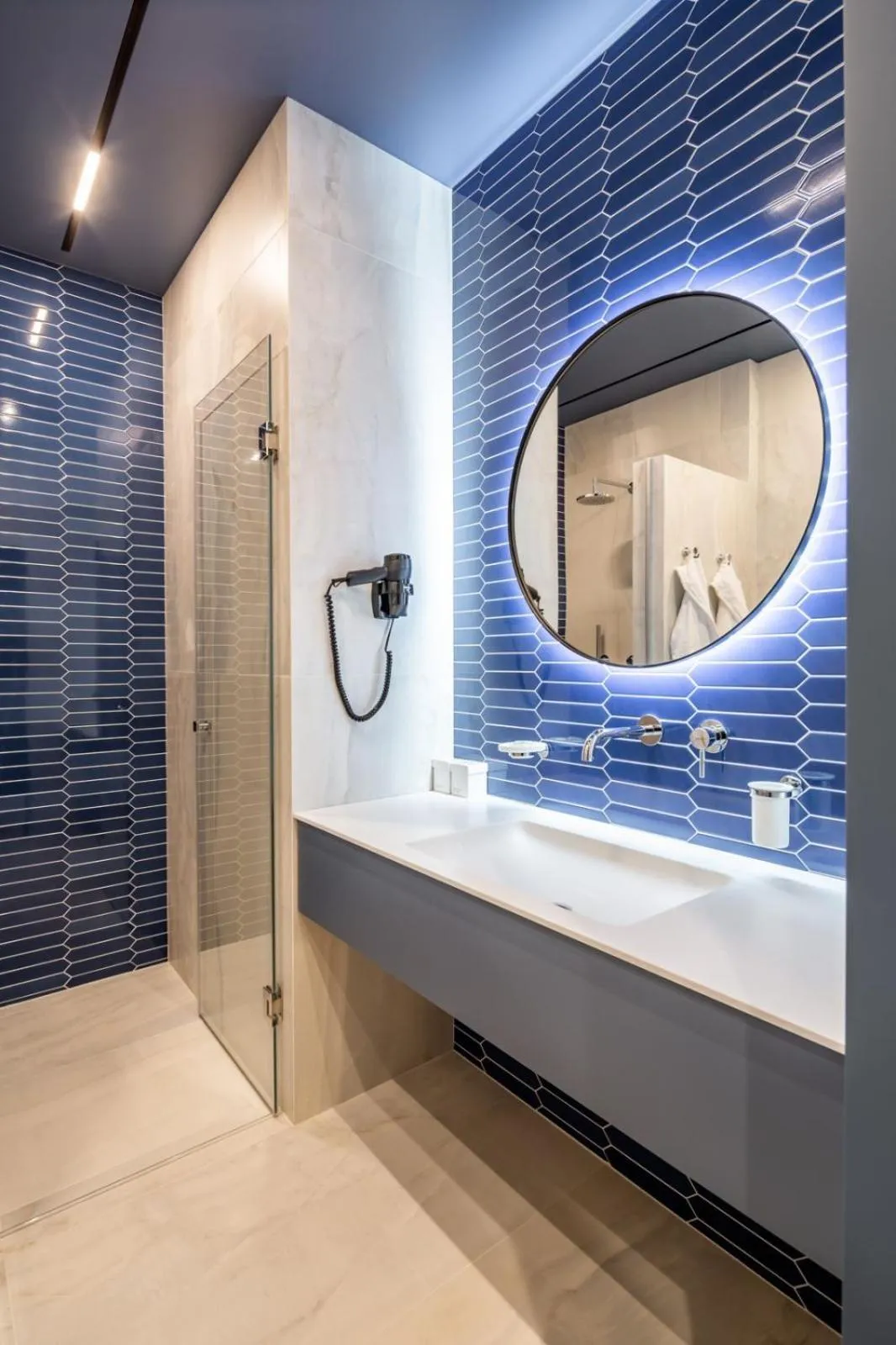 Shower in Lion's Castle Hotel