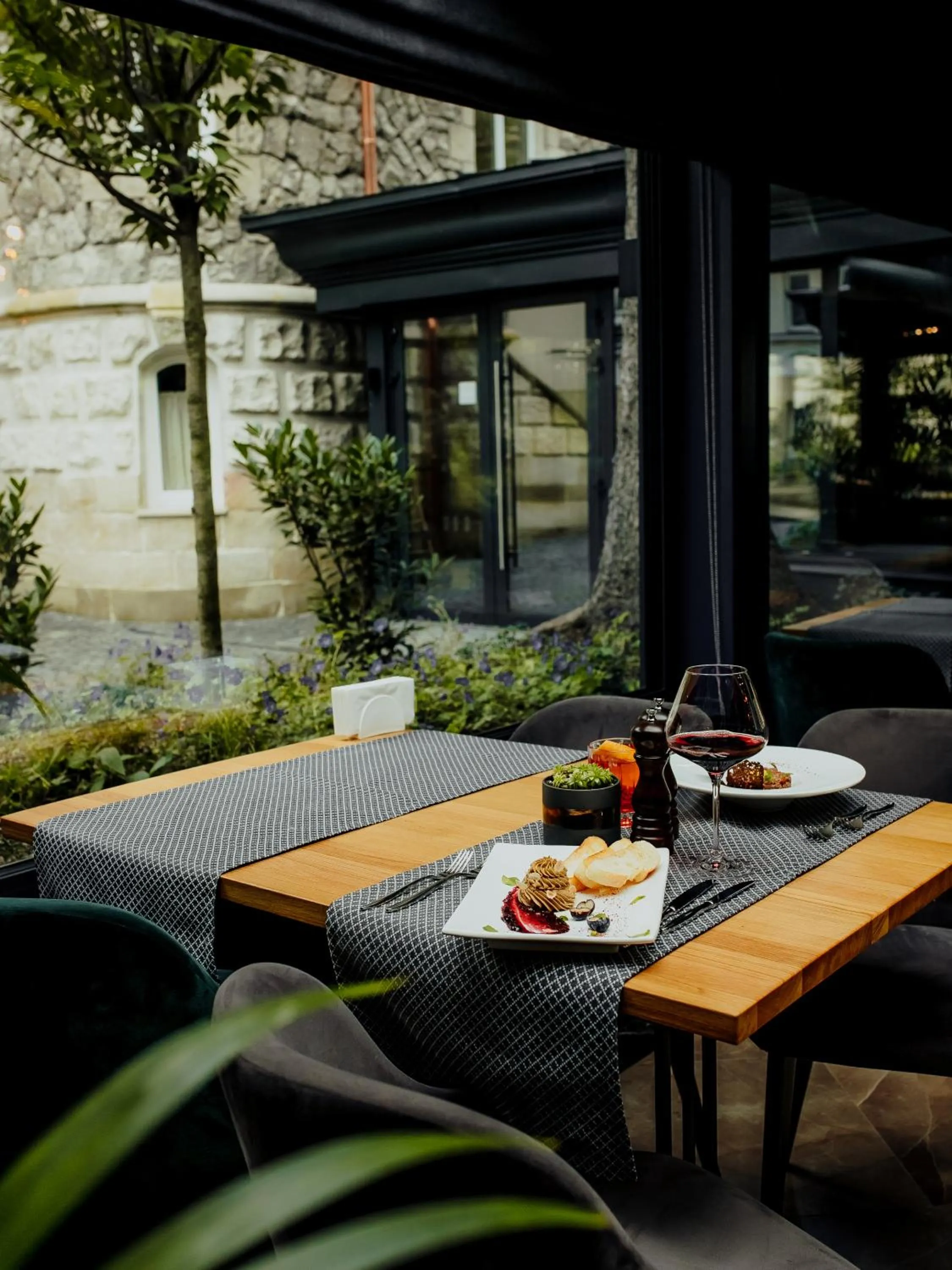 Restaurant/places to eat in Lion's Castle Hotel