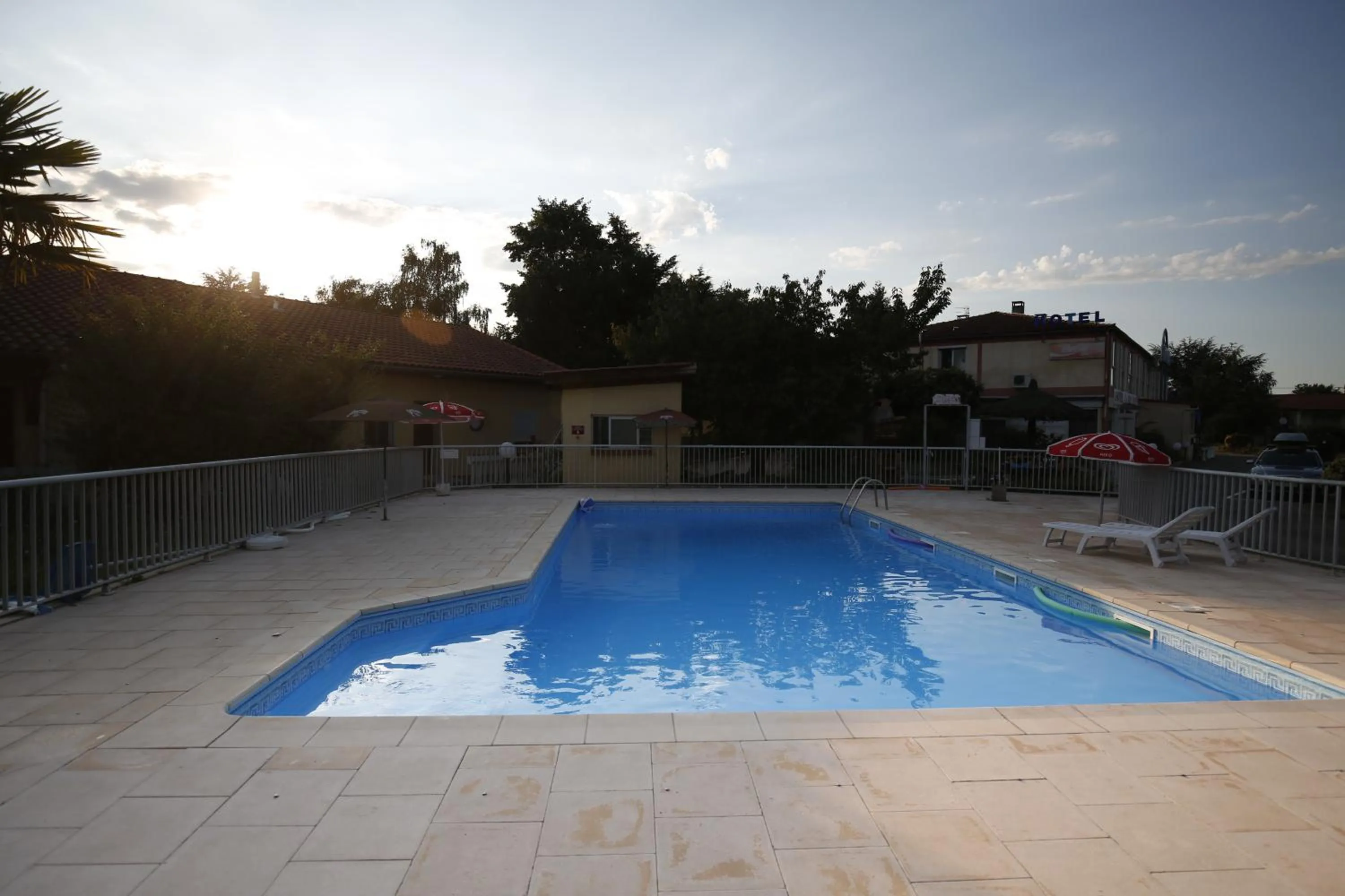 Swimming pool in Hôtel La Rocade