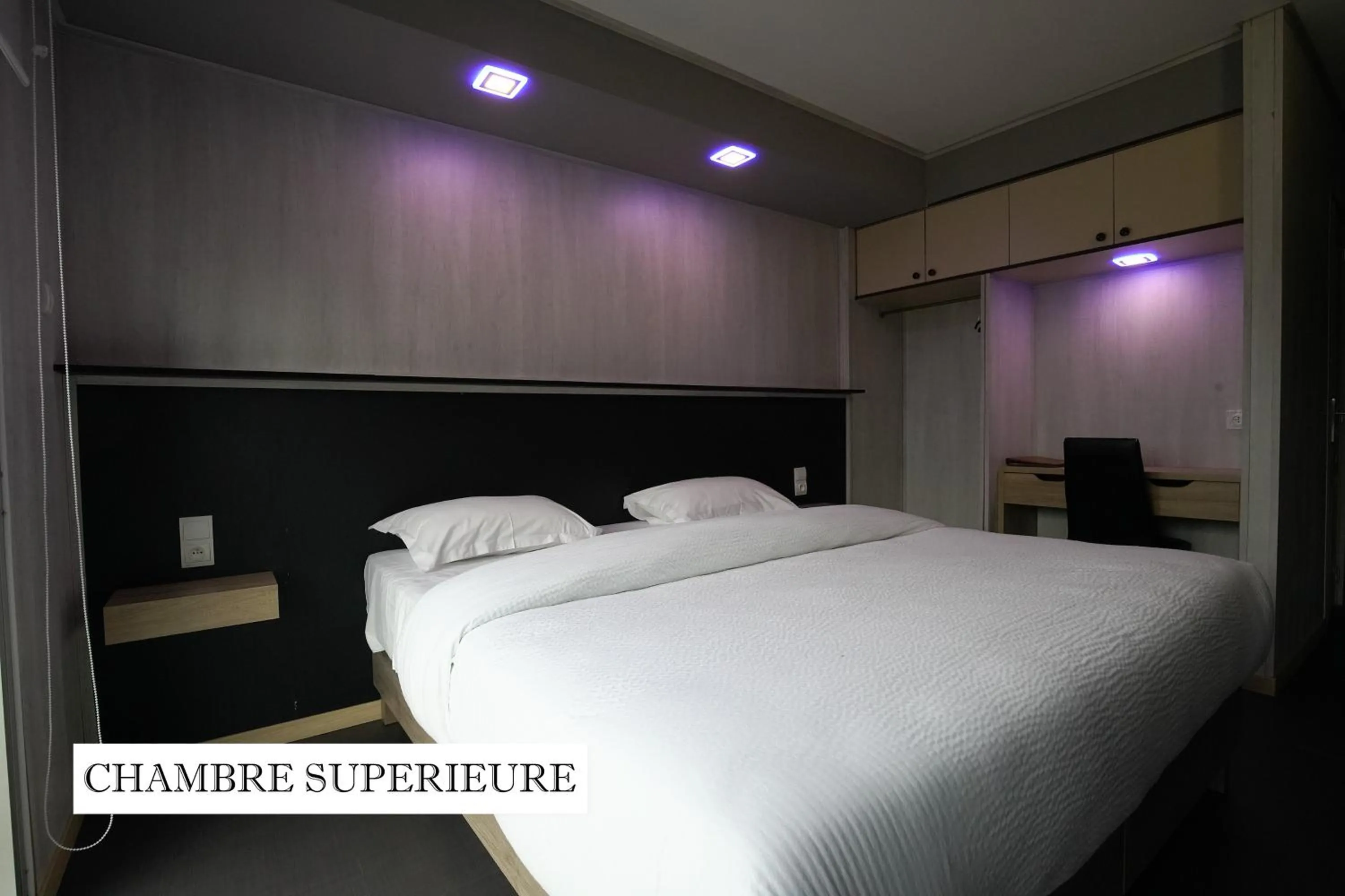 Decorative detail, Bed in Hôtel La Rocade