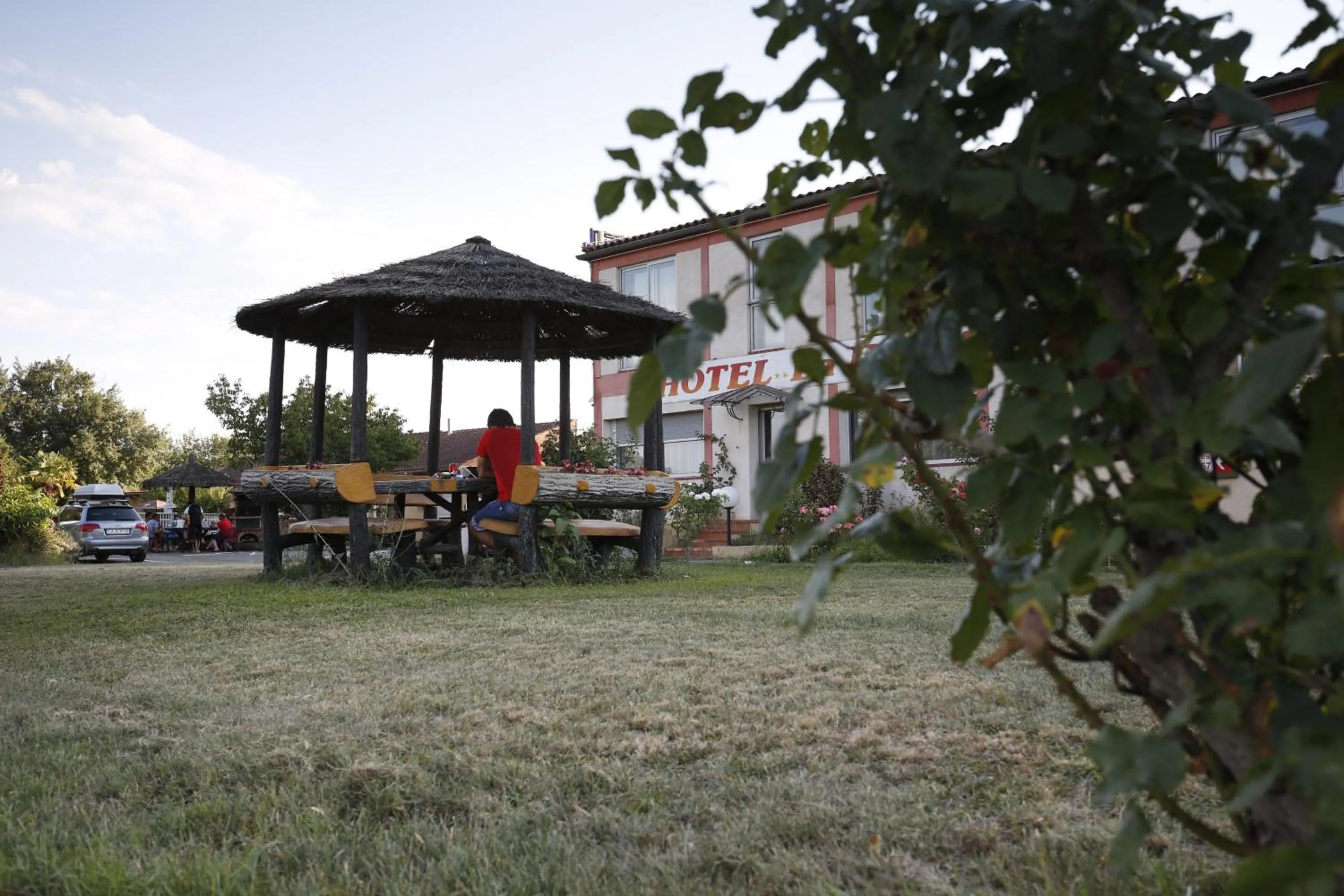 Patio in Hôtel La Rocade