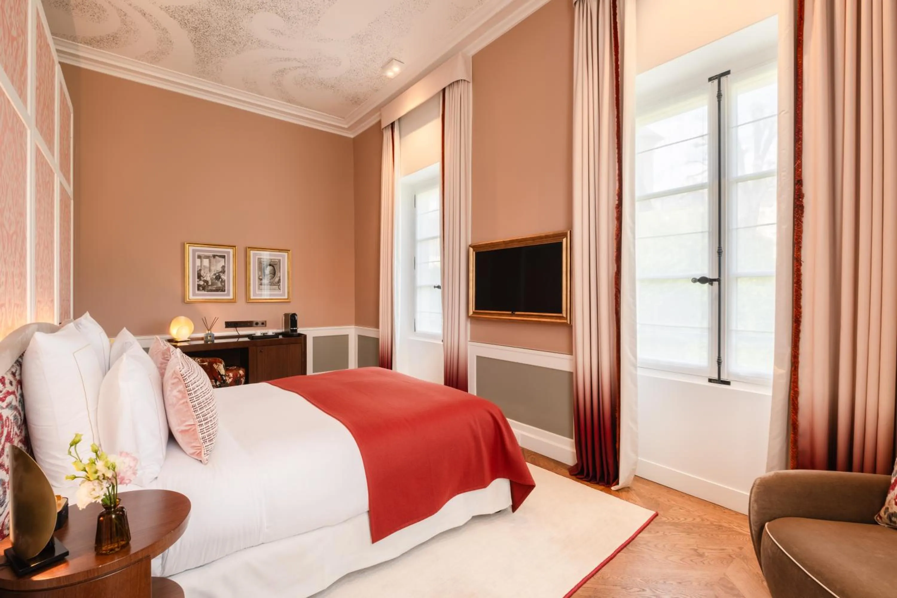 Bedroom, Bed in Hôtel Les Lumières - Relais & Châteaux