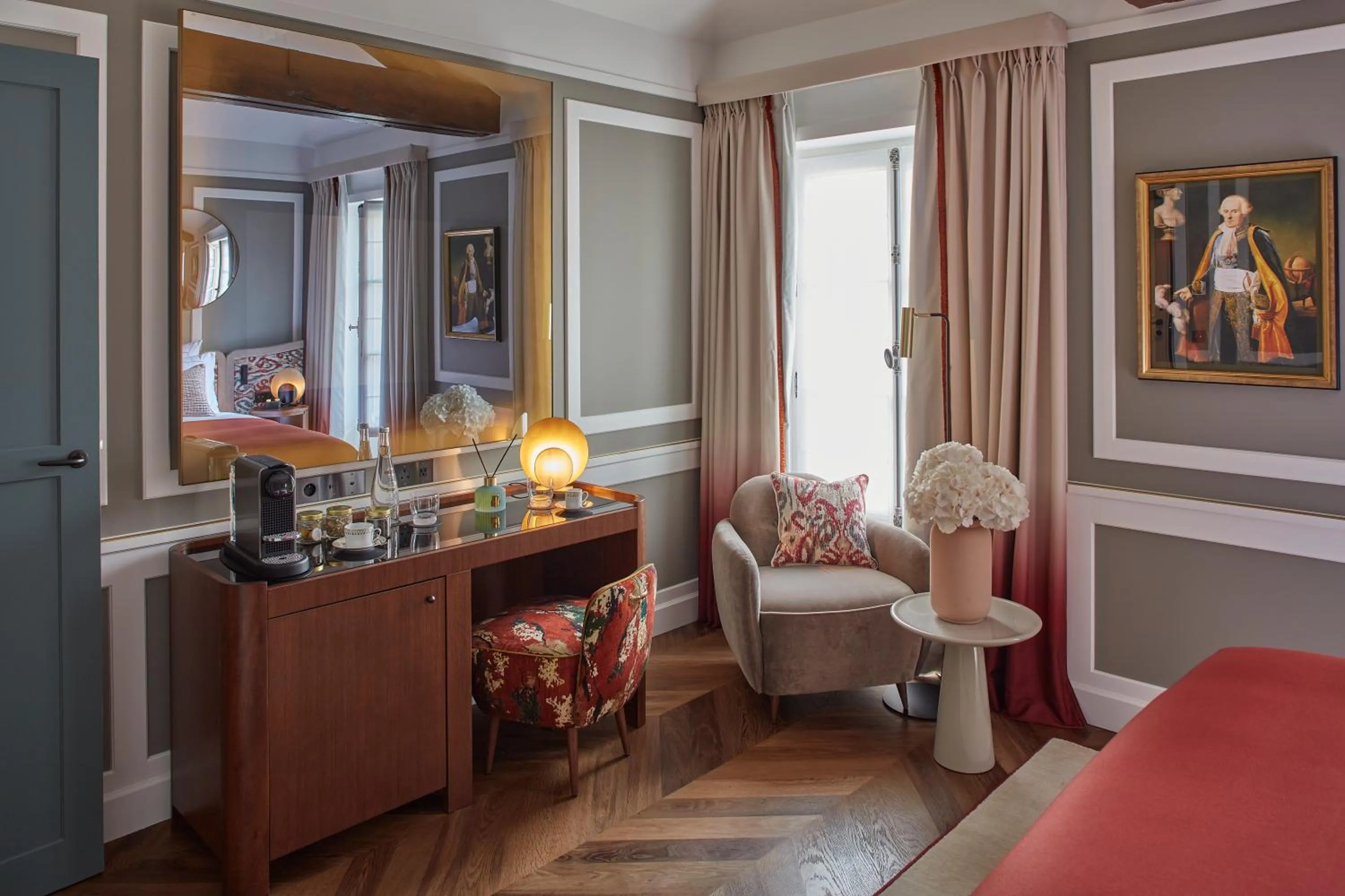Seating area in Hôtel Les Lumières - Relais & Châteaux