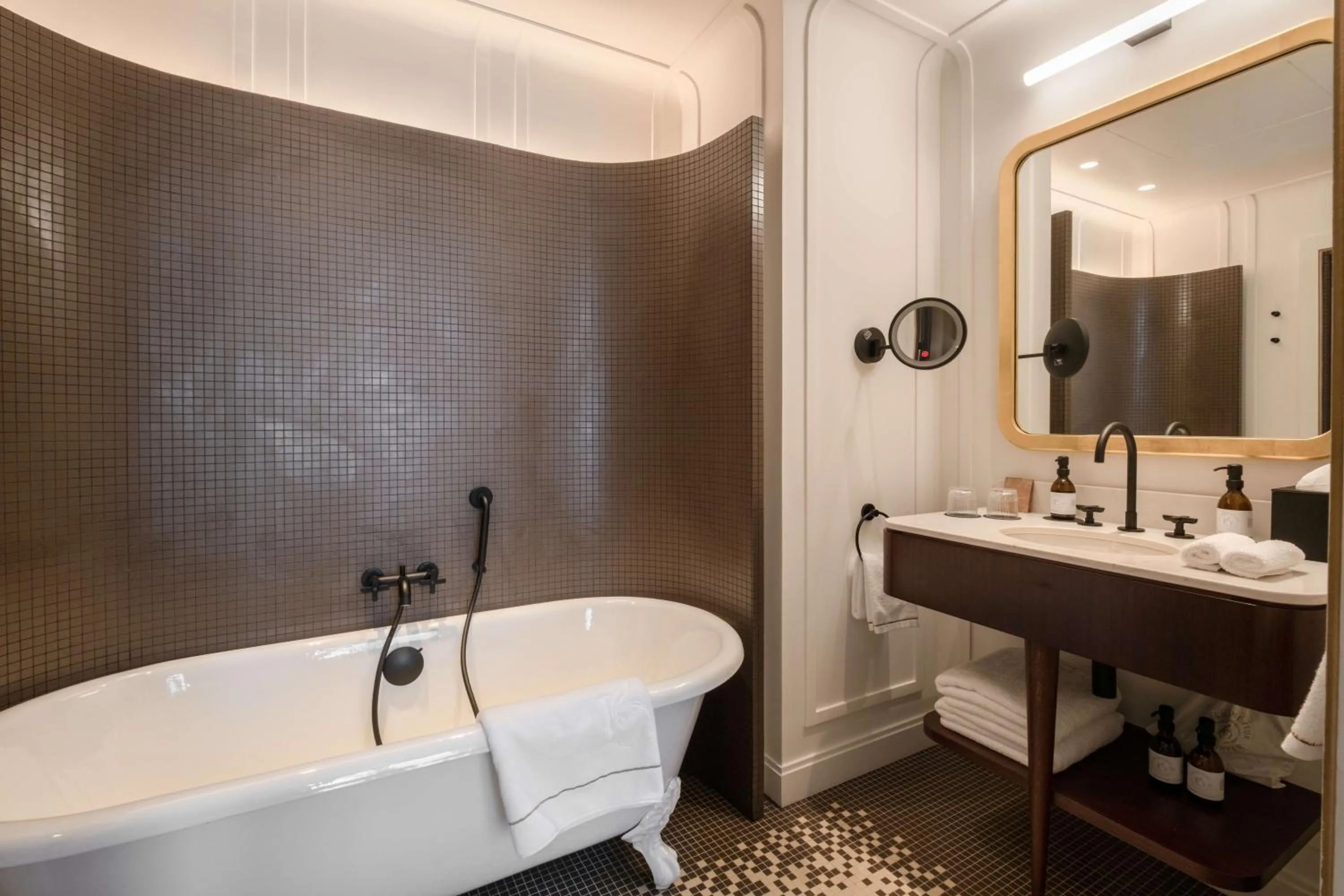 Bathroom in Hôtel Les Lumières - Relais & Châteaux