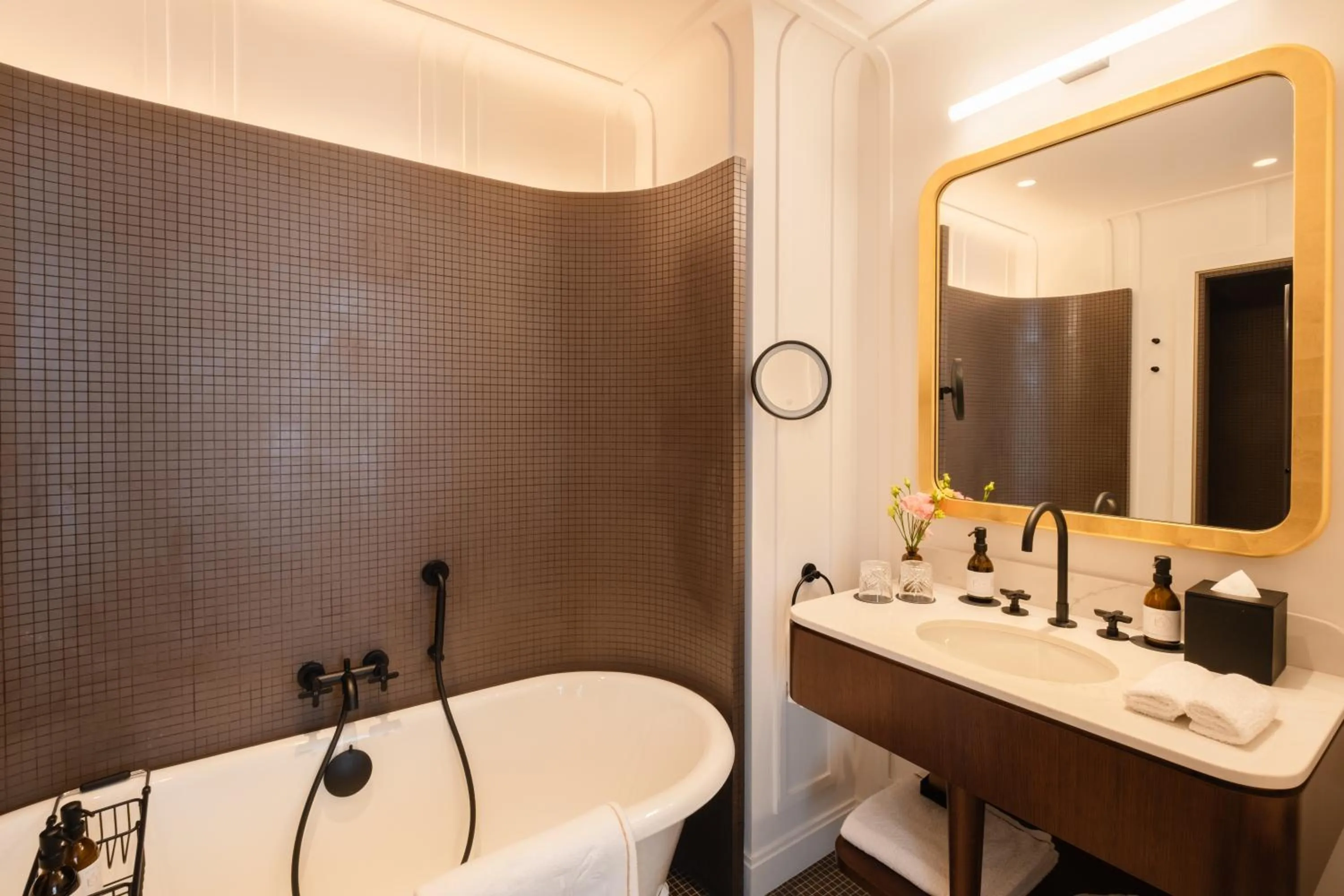 Bathroom in Hôtel Les Lumières - Relais & Châteaux
