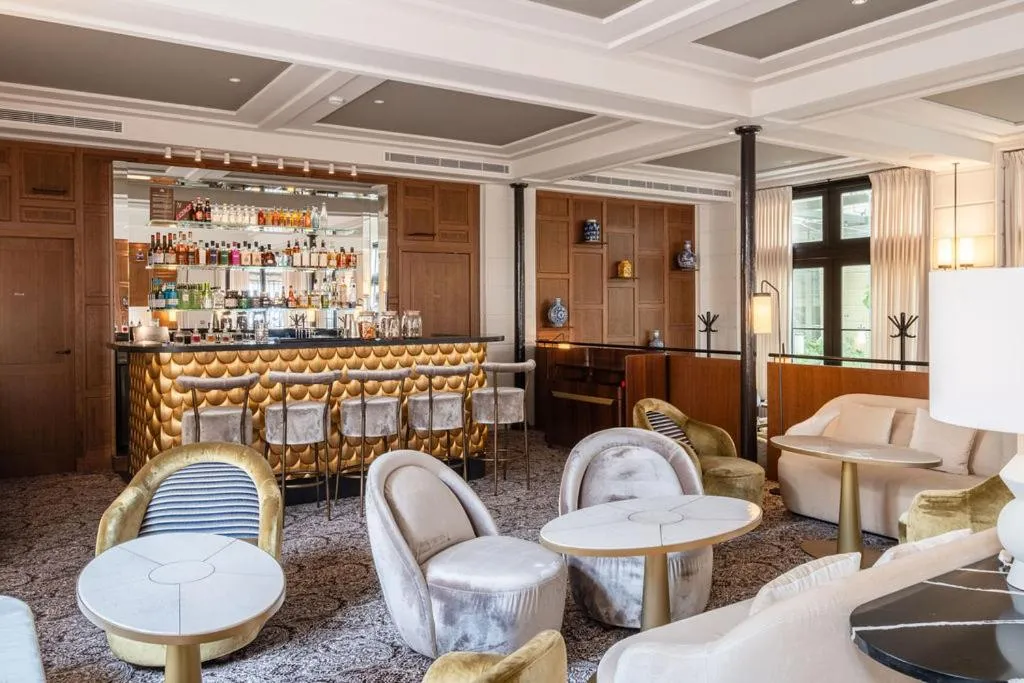Lounge or bar in Hôtel Les Lumières - Relais & Châteaux