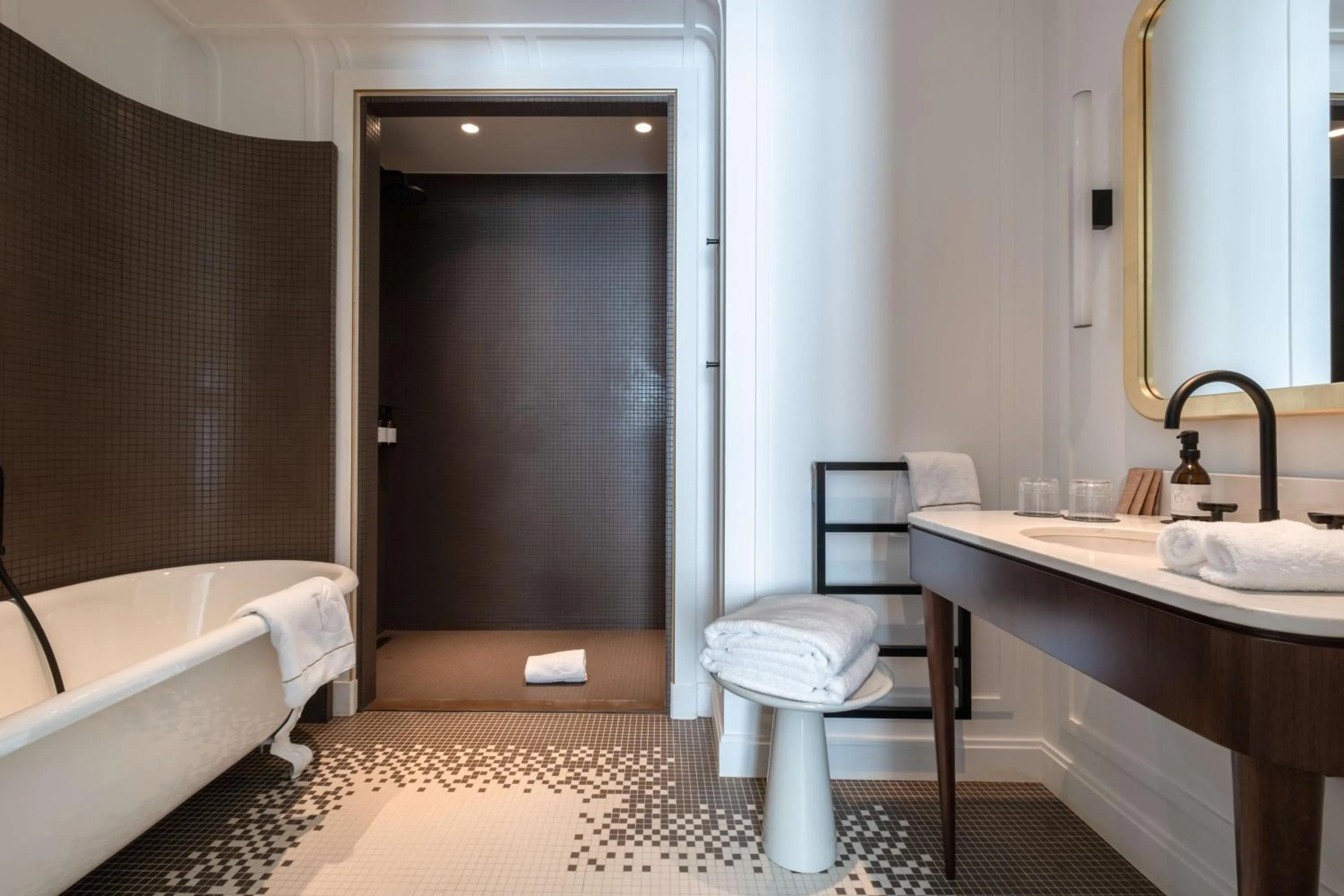 Bathroom in Hôtel Les Lumières - Relais & Châteaux