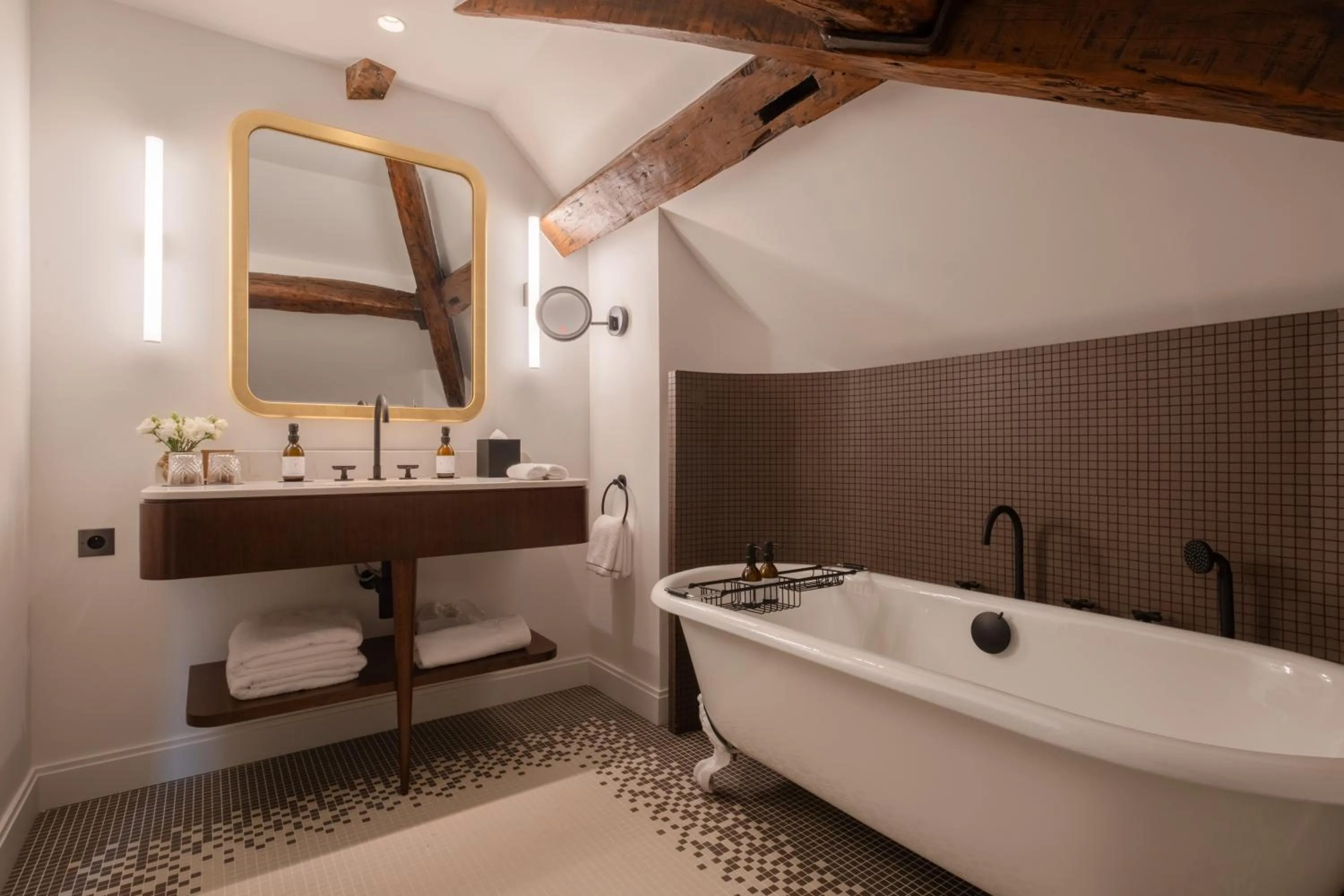 Bathroom in Hôtel Les Lumières - Relais & Châteaux