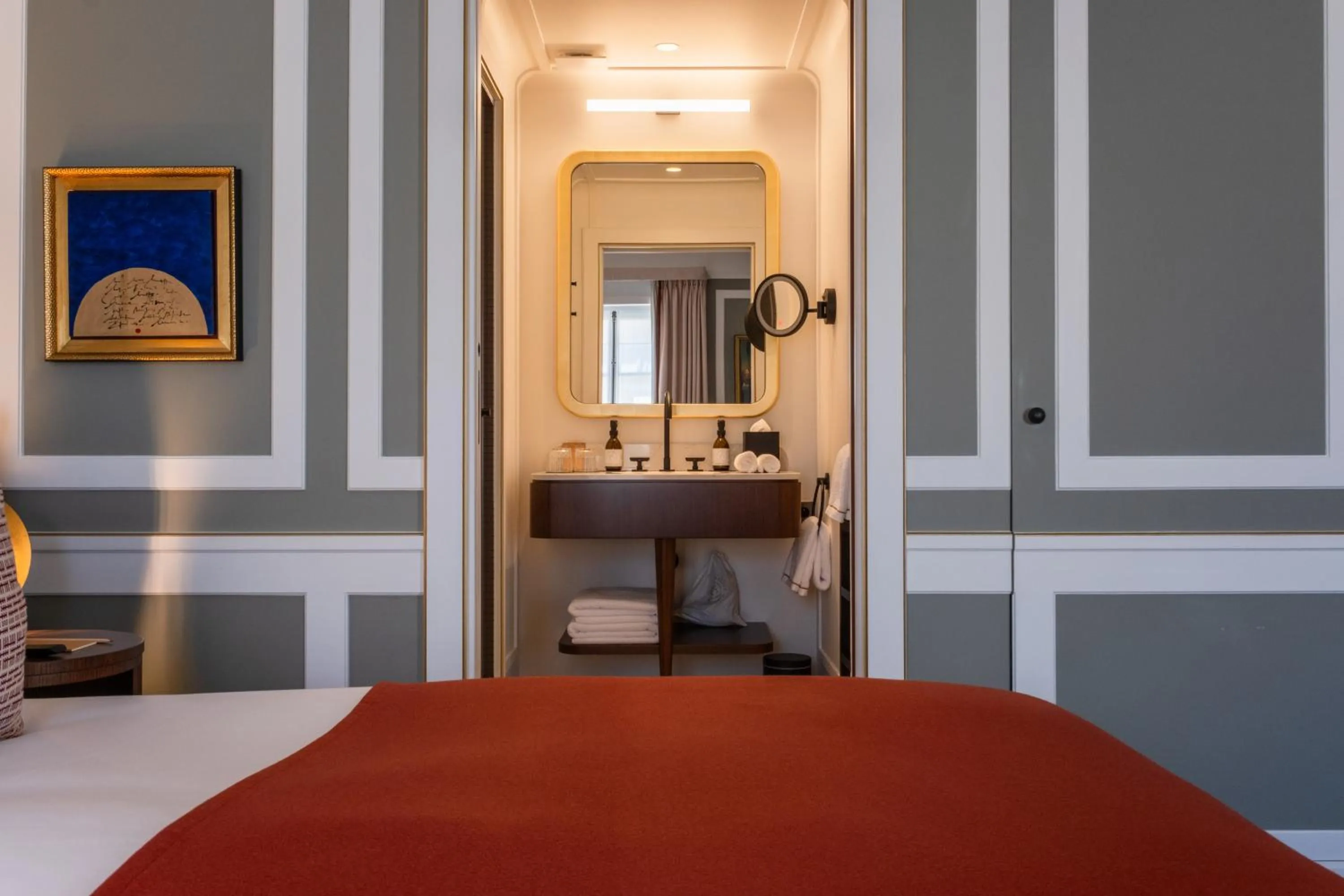 Bathroom, Bed in Hôtel Les Lumières - Relais & Châteaux