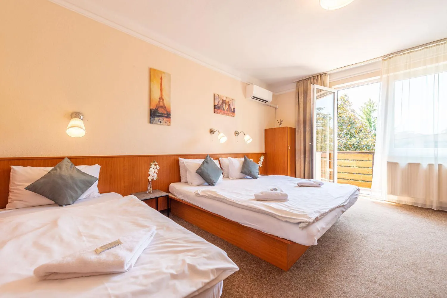 Balcony/Terrace, Bed in Korona Panzió Budapest