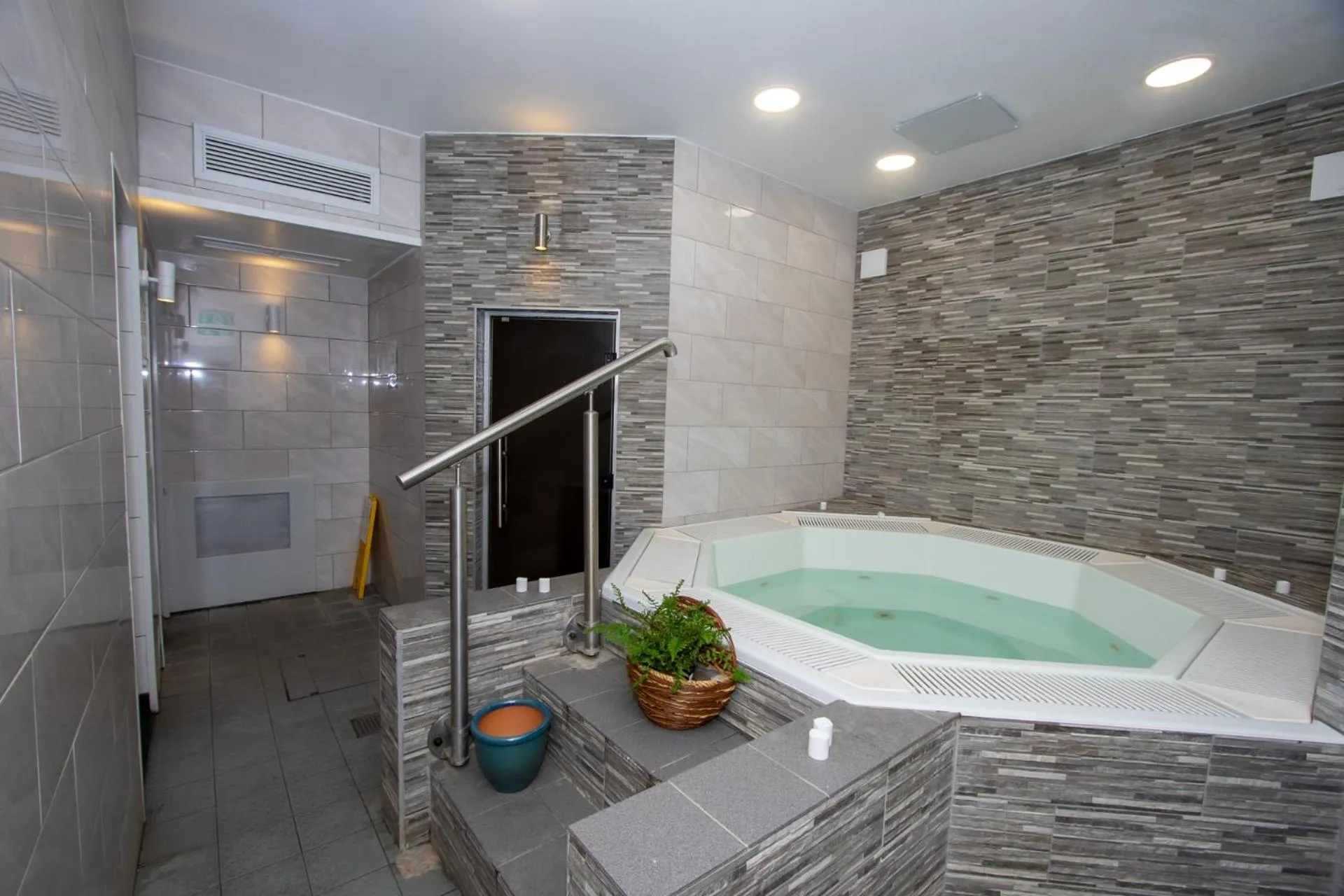 Spa and wellness centre/facilities in The Shurland Hotel Gym Spa