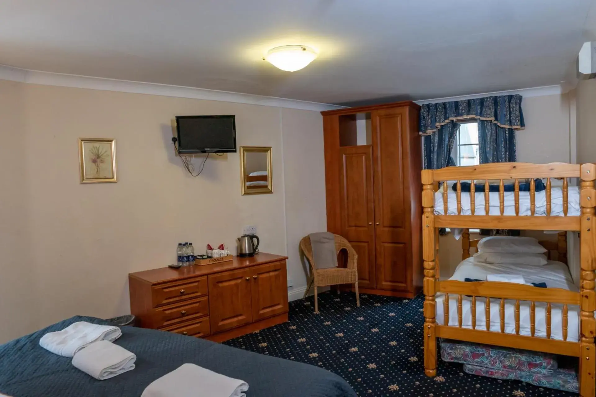 Family Room with Private Bathroom in The Shurland Hotel Family Room with Private Bathroom in The Shurland Hotel