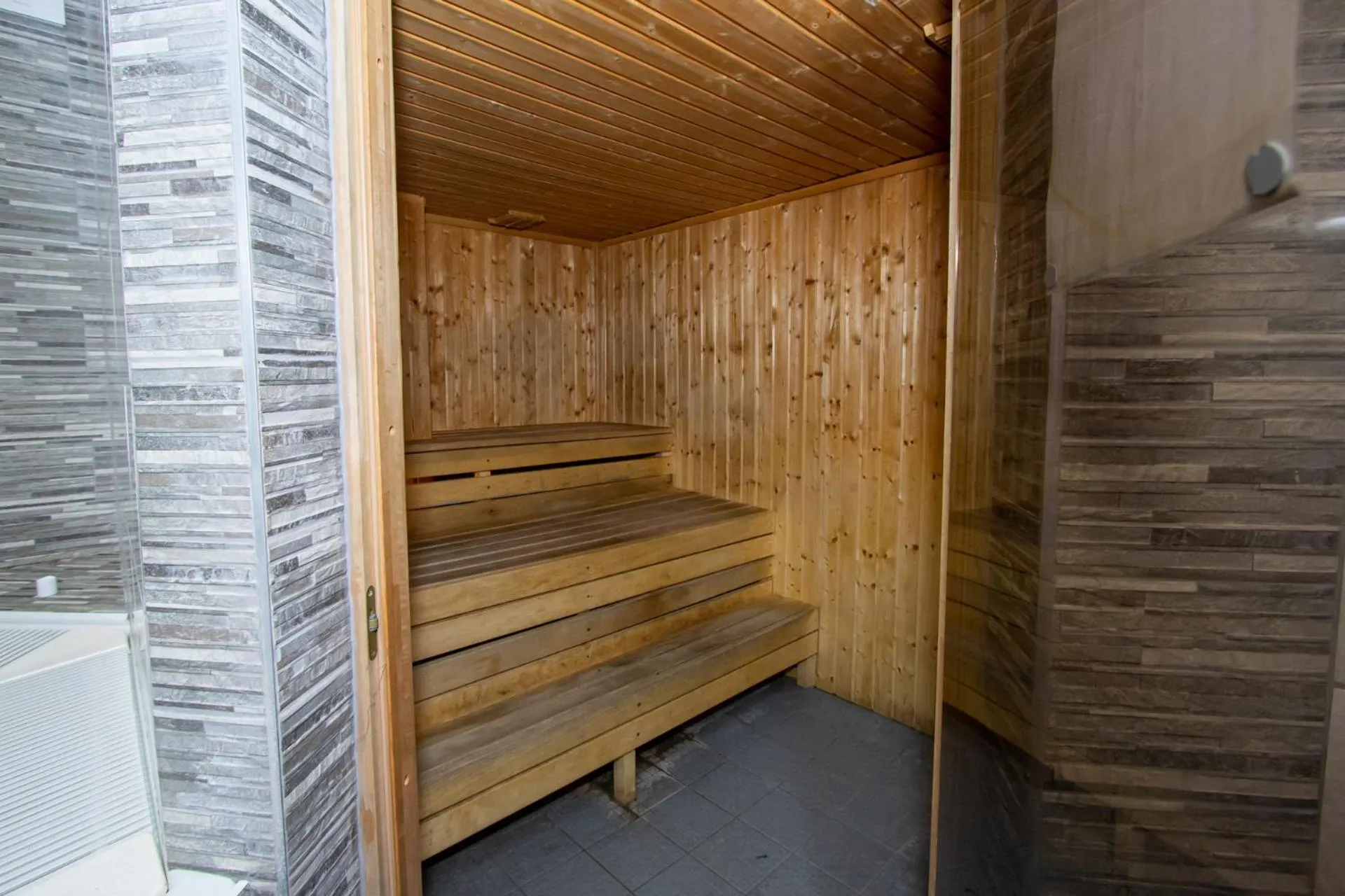 Spa and wellness centre/facilities in The Shurland Hotel Gym Spa